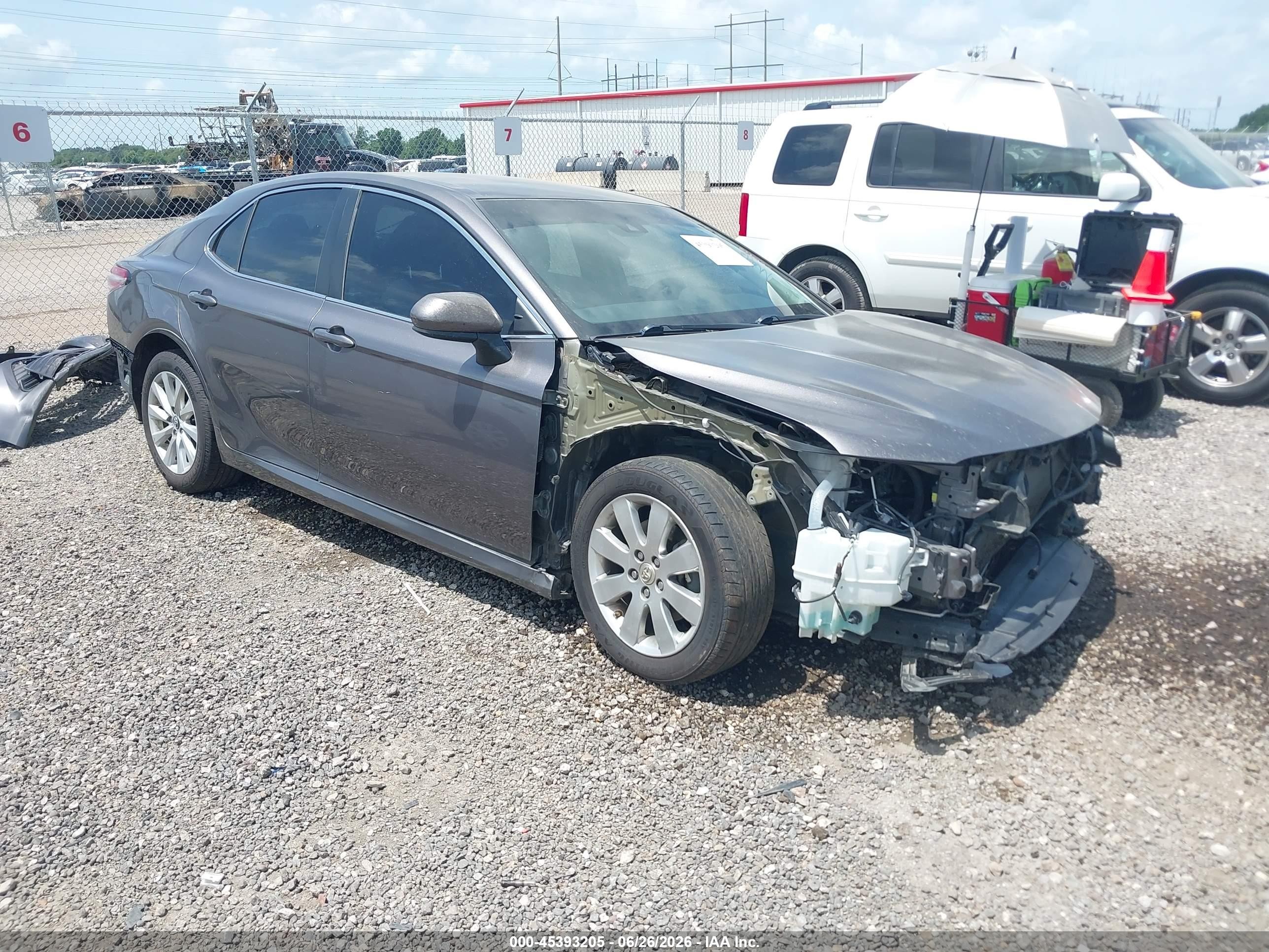 2018 Toyota Camry SE, VIN 4T1B11HK8JU060681 — Front end