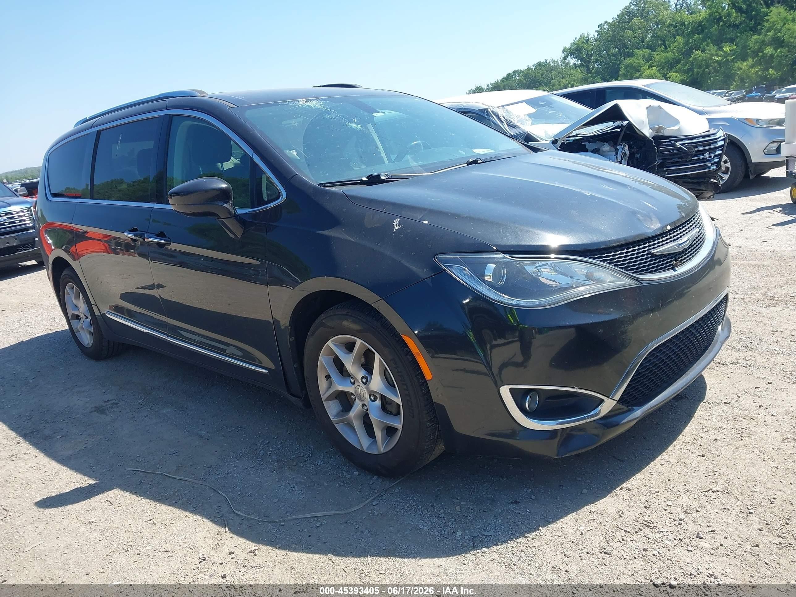 2018 Chrysler Pacifica Touring L Plus, VIN 2C4RC1EG6JR273185 — Перед