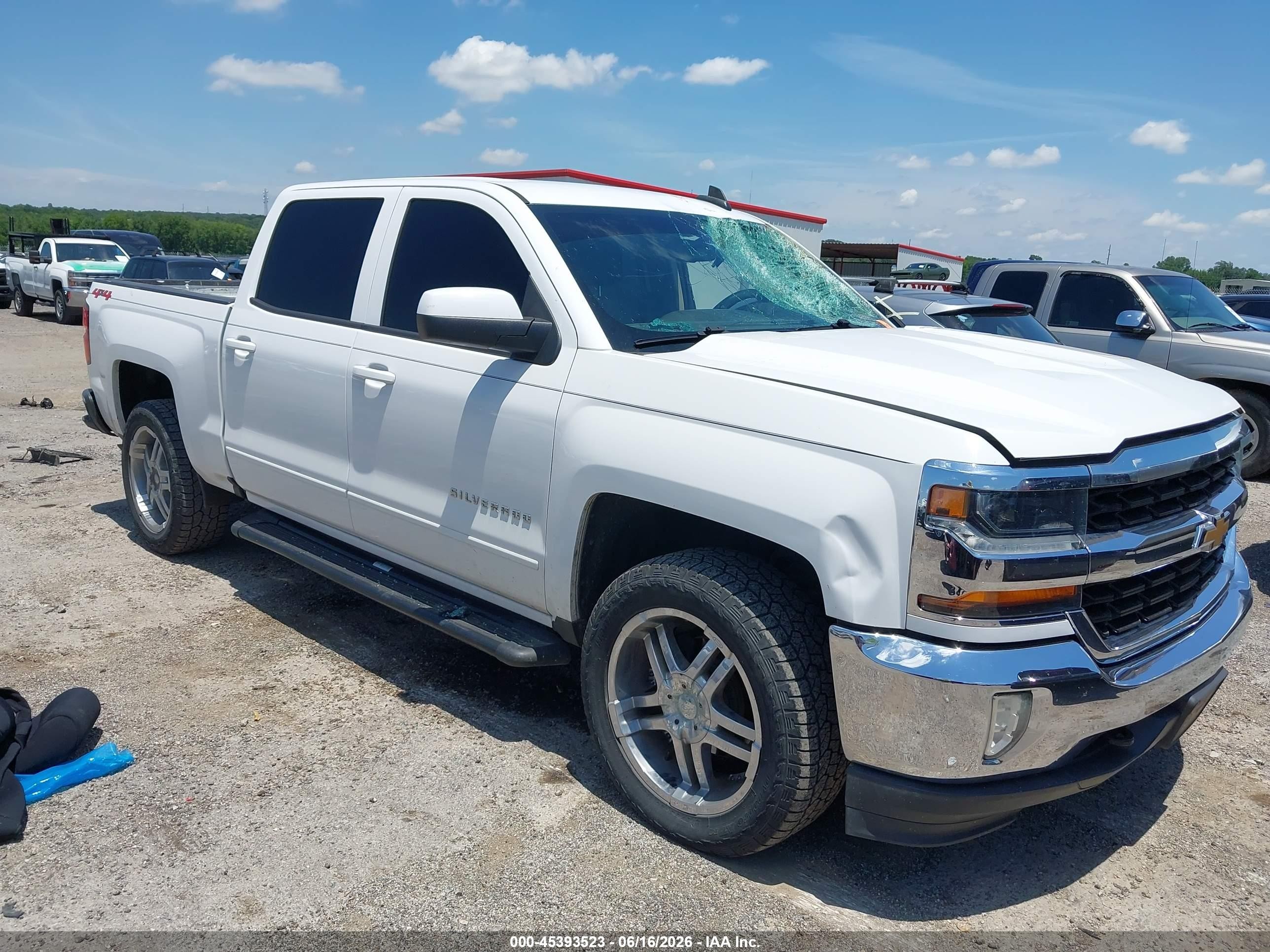 2018 Chevrolet Silverado 1500 LT, VIN 3GCUKREC4JG168997 — Front end