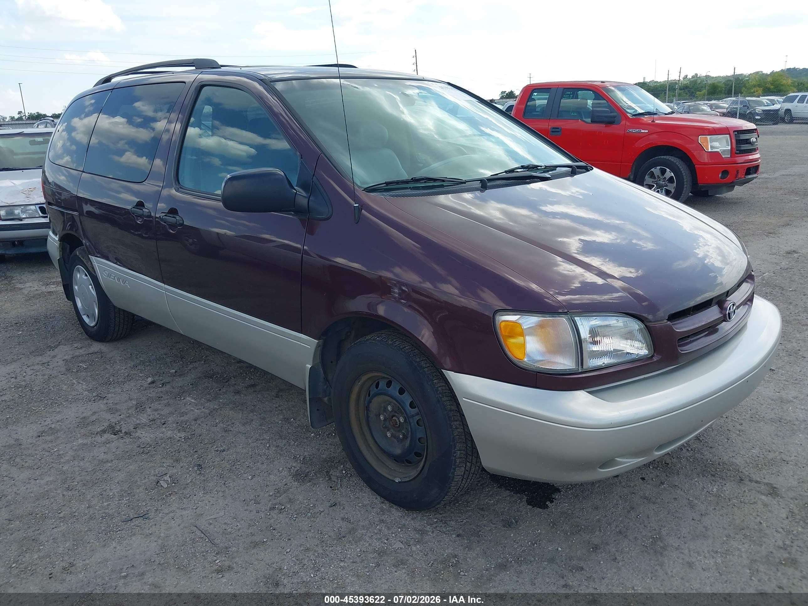 2000 Toyota Sienna LE, VIN 4T3ZF13C3YU187064 — Normal wear