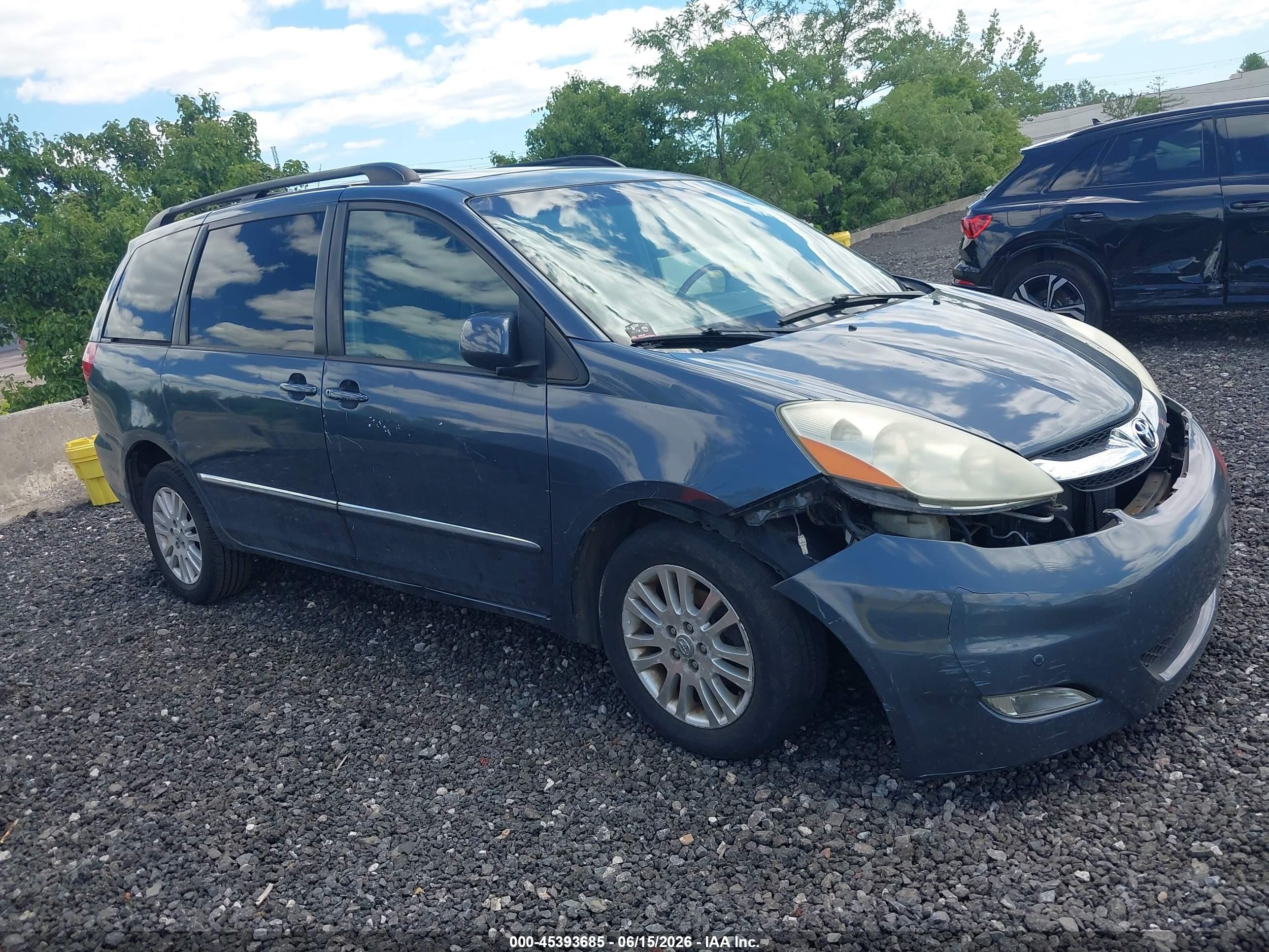 2007 Toyota Sienna XLE Limited, VIN 5TDBK22C17S005687 — Normal wear
