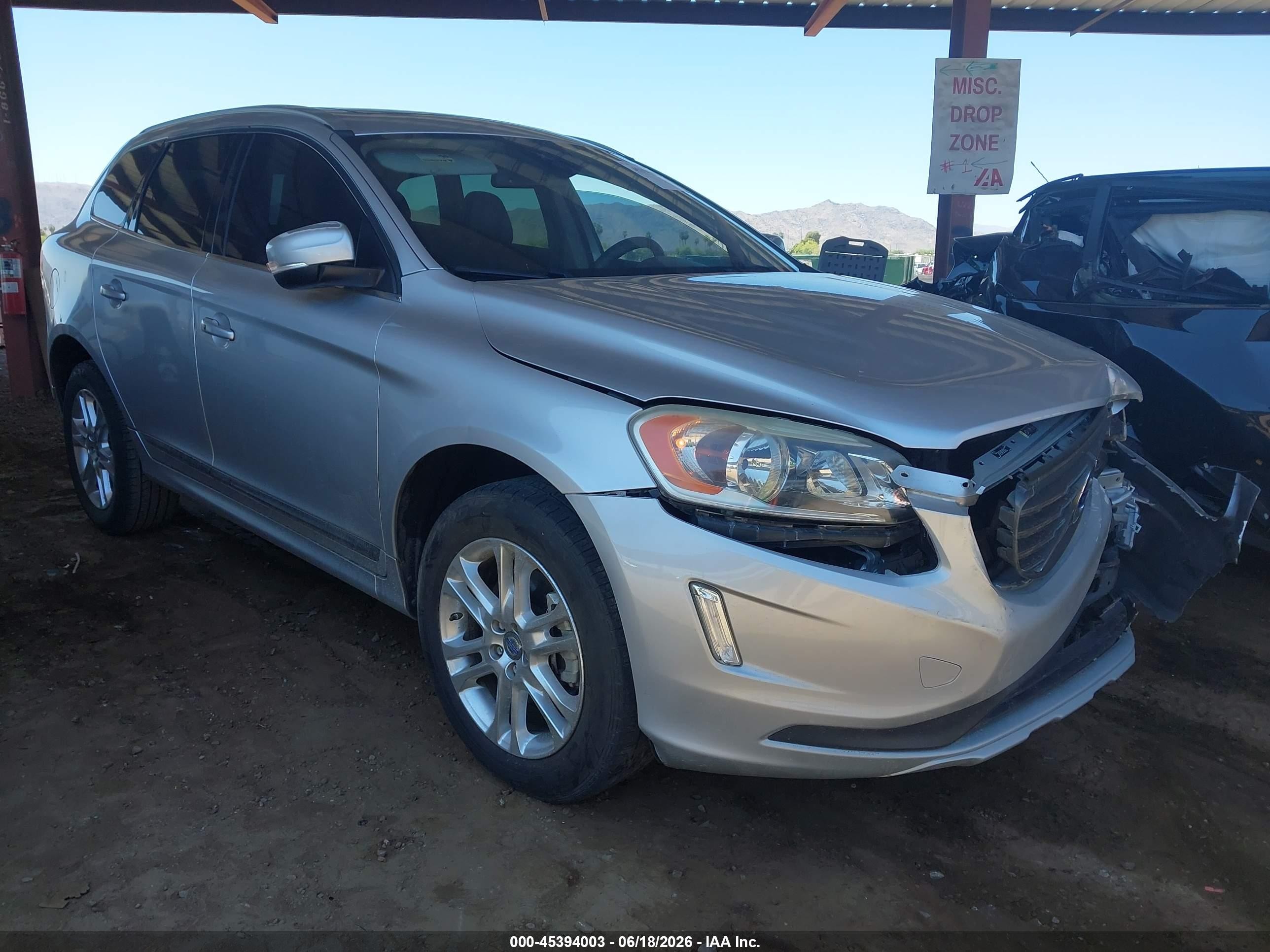 2015 Volvo XC60 T5 Drive-E Premier Plus, VIN YV440MDC9F2615976 — Front end