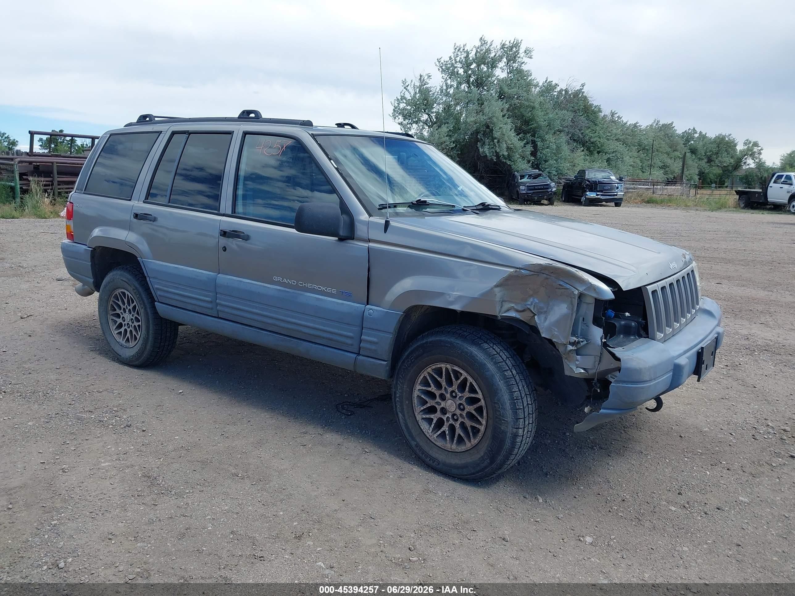 1997 Jeep Grand Cherokee Laredo, VIN 1J4GZ58Y8VC750063 — Front end