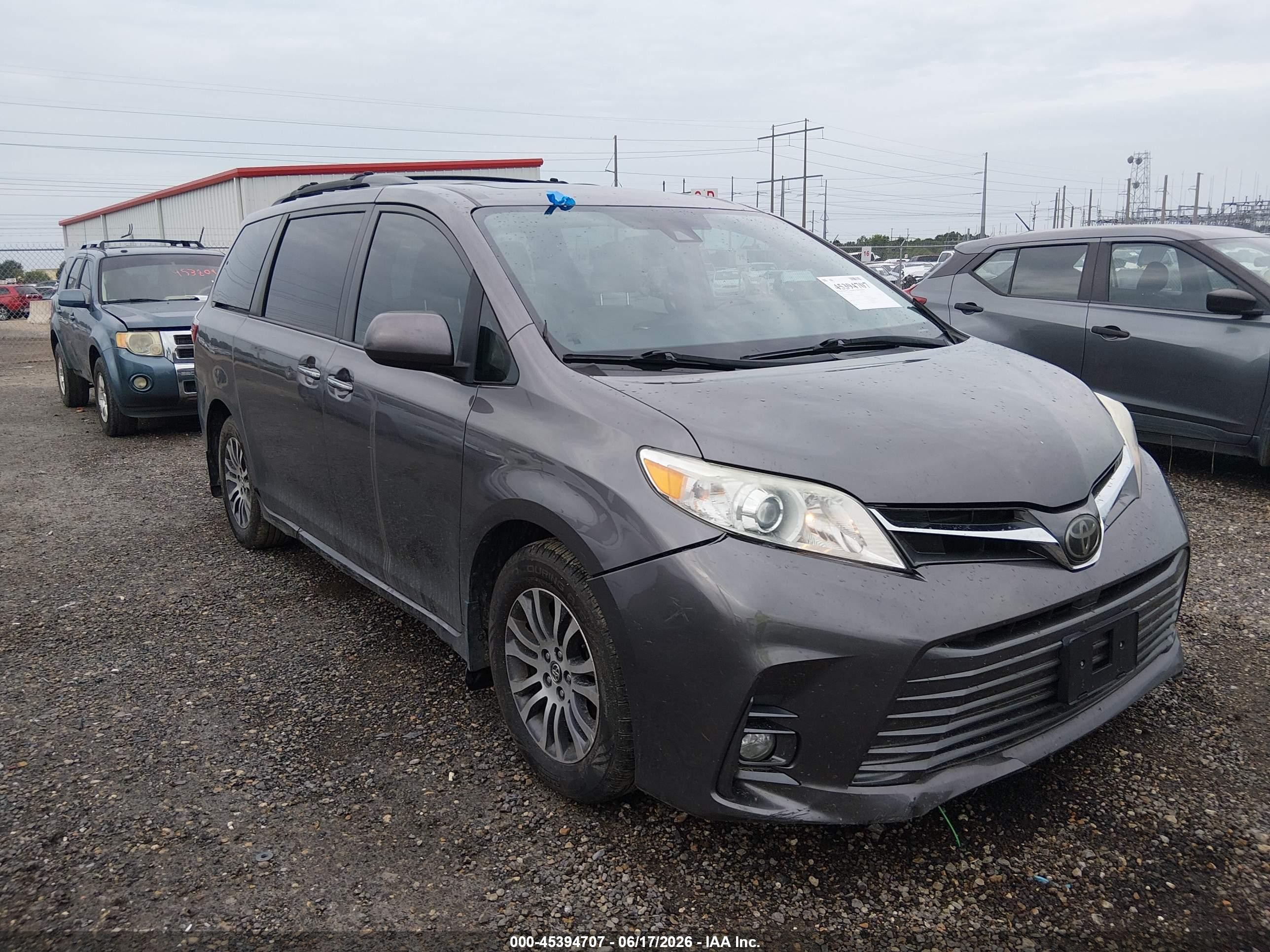 2018 Toyota Sienna XLE Premium, VIN 5TDYZ3DC3JS953735 — Front end