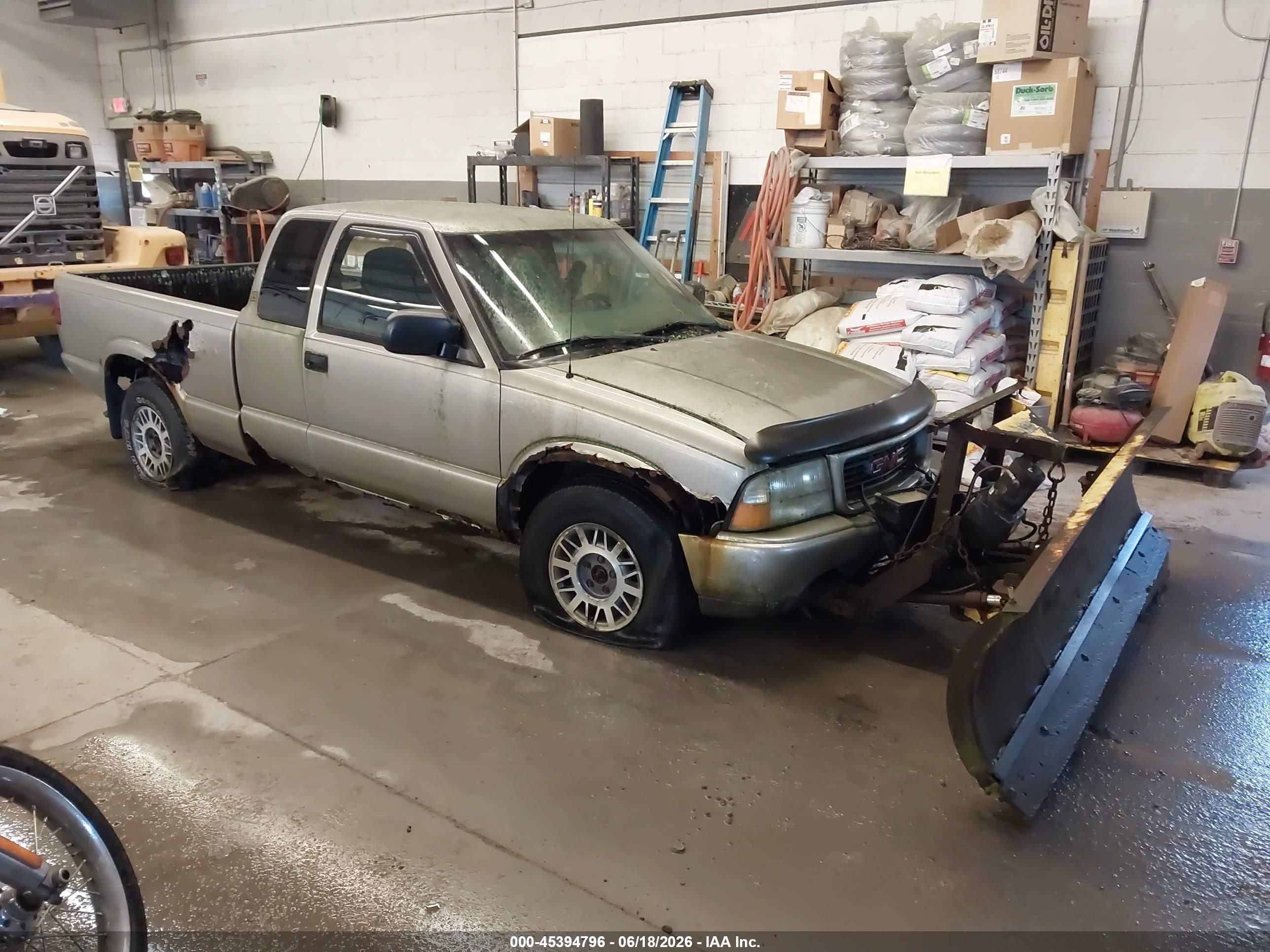 2000 GMC Sonoma SLS 1SH, VIN 1GTDT19W2Y8113371 — Normal wear