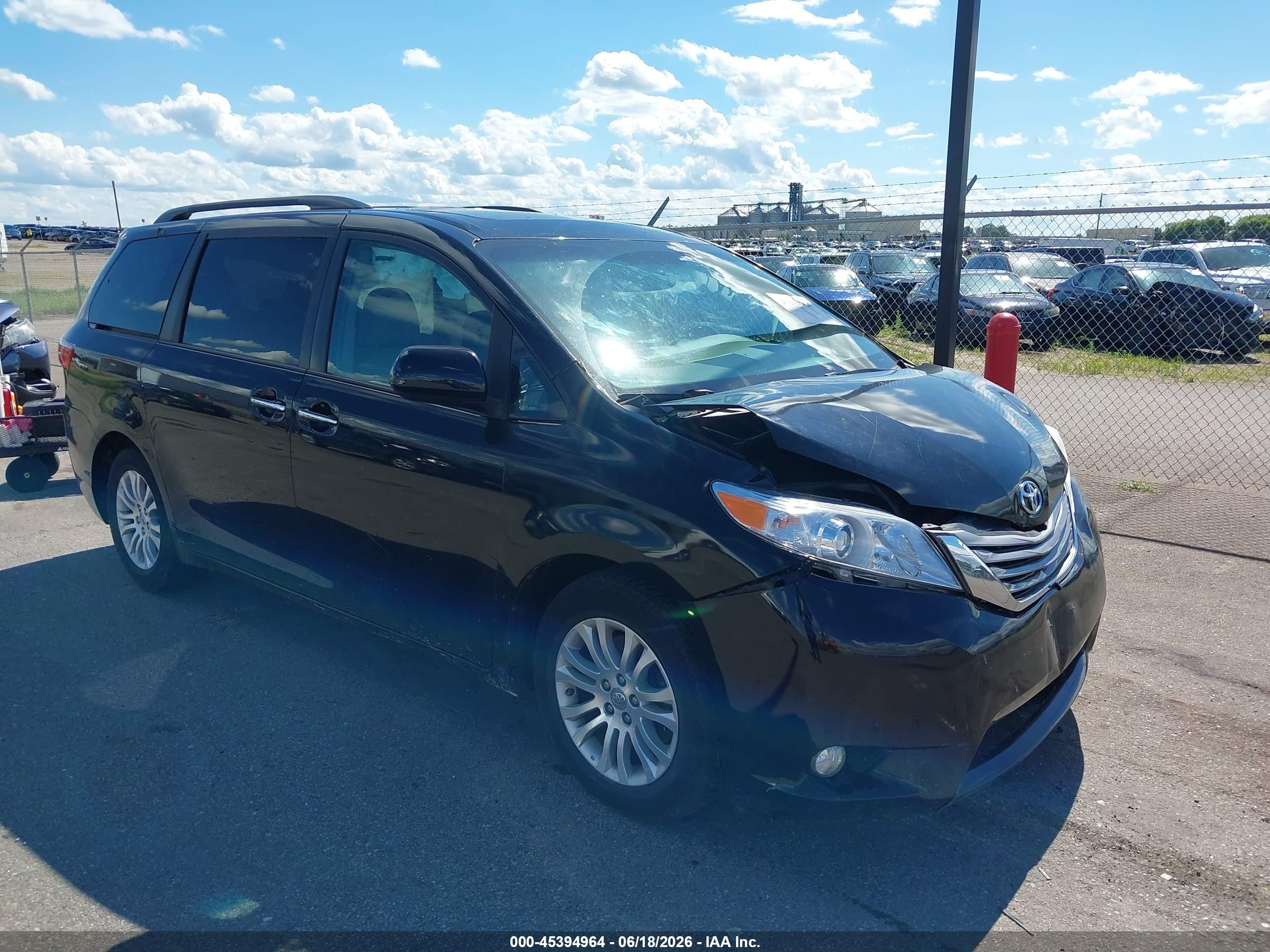 2016 Toyota Sienna Limited Premium, VIN 5TDYK3DCXGS744778 — Front end