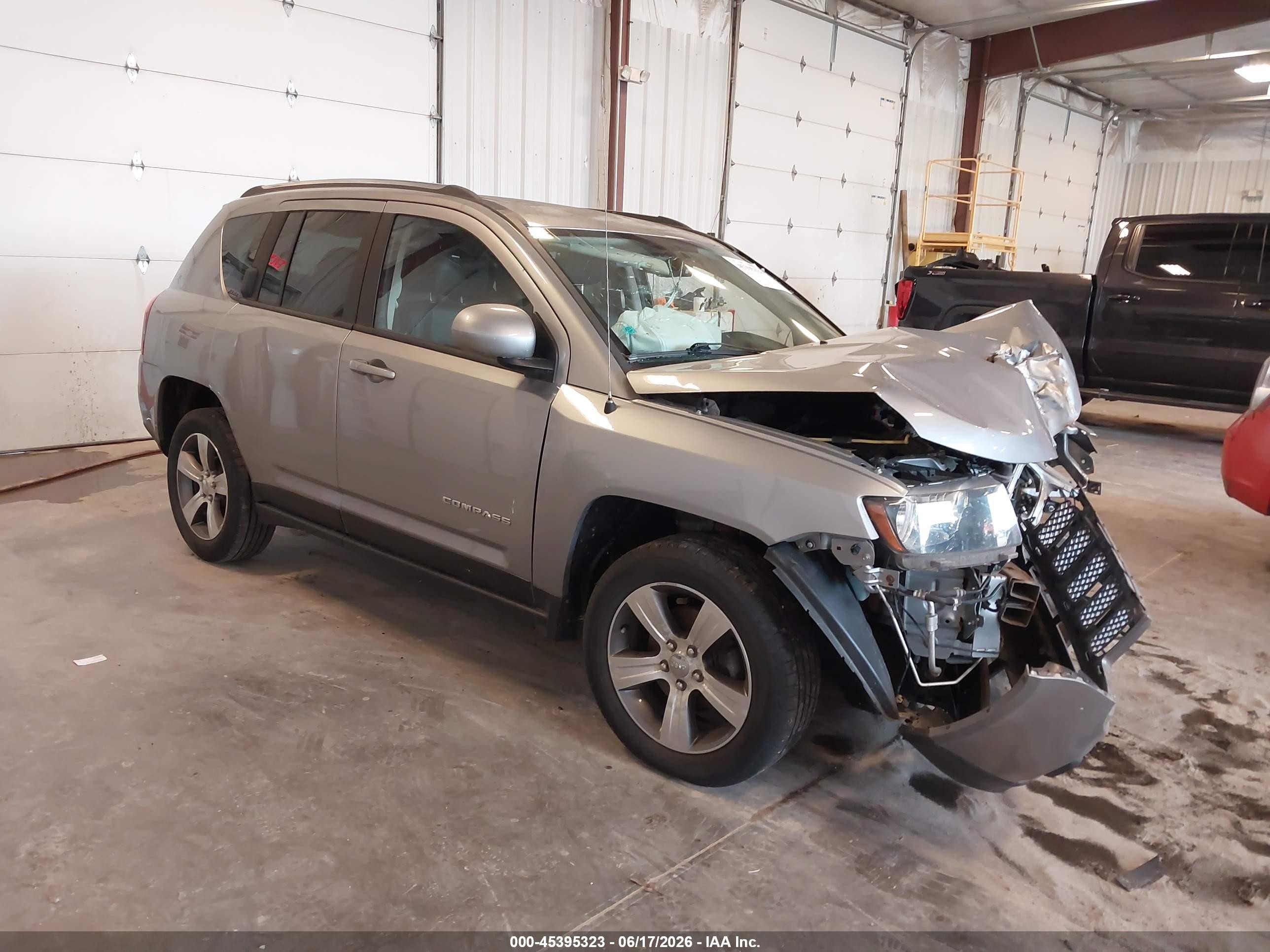 2017 Jeep Compass Latitude, VIN 1C4NJCEB8HD166009 — Перед