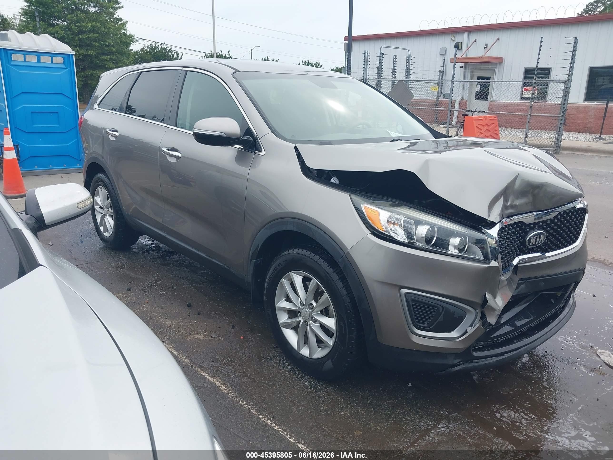 2016 Kia Sorento LX, VIN 5XYPG4A32GG171010 — Front end