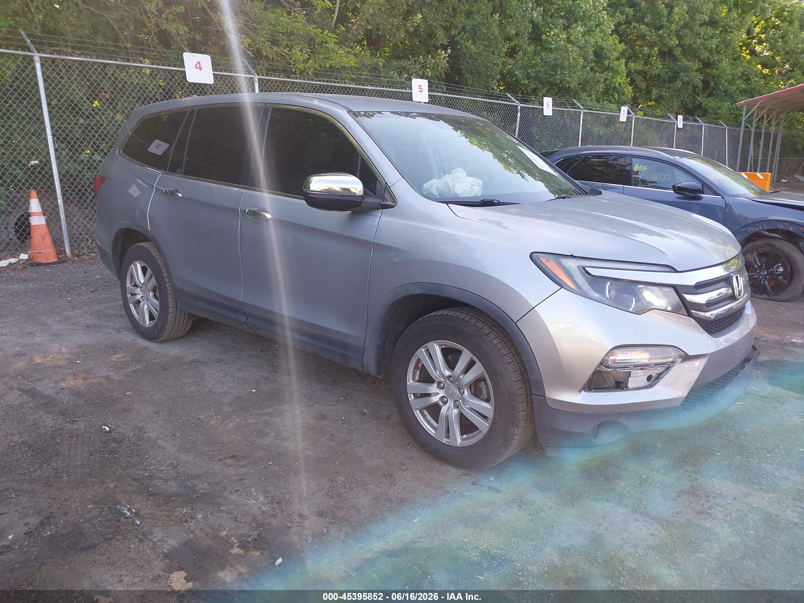 2018 Honda Pilot LX, VIN 5FNYF6H19JB021515 — Перед