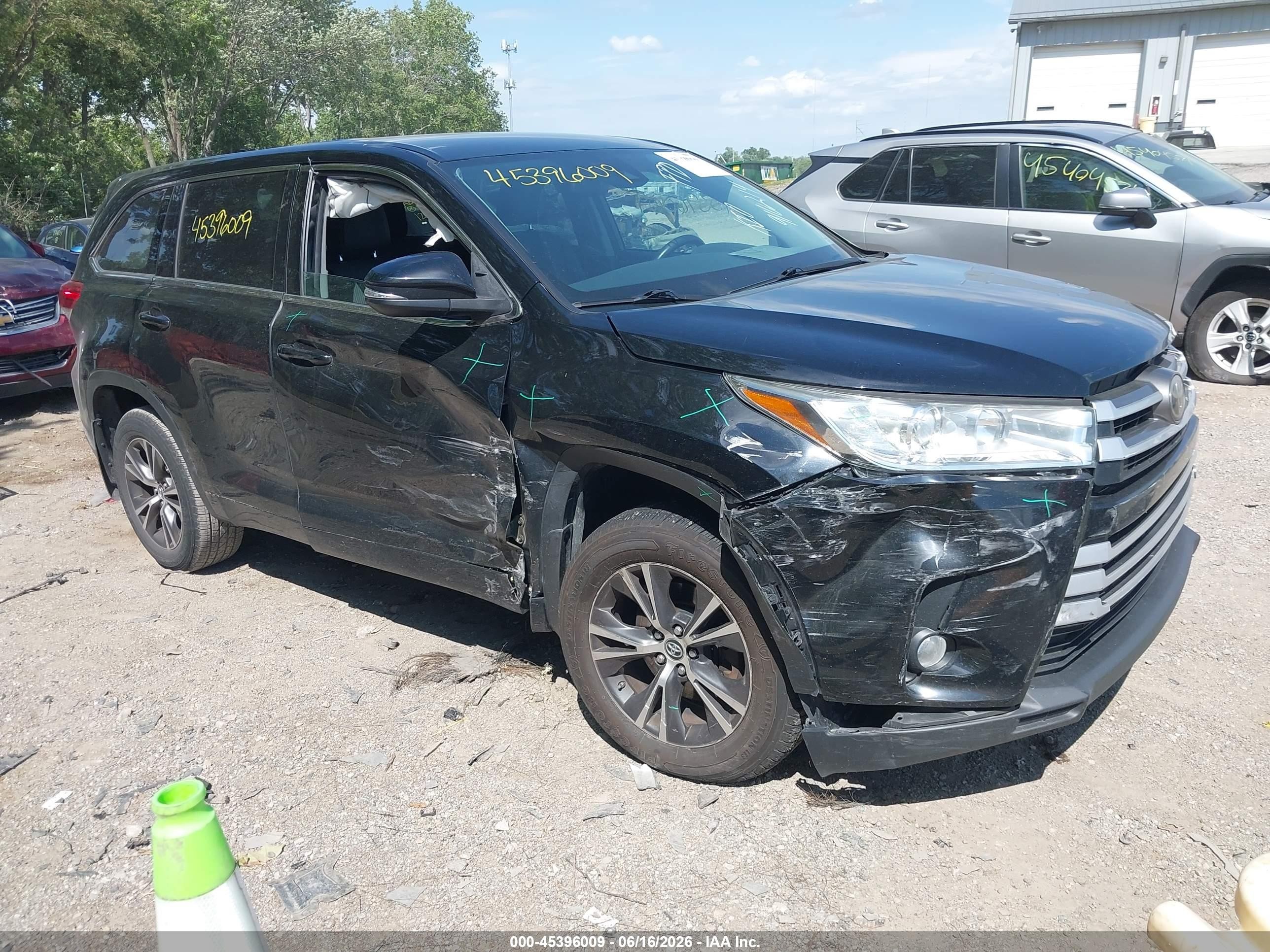 2018 Toyota Highlander LE Plus, VIN 5TDBZRFH0JS910214 — Front end
