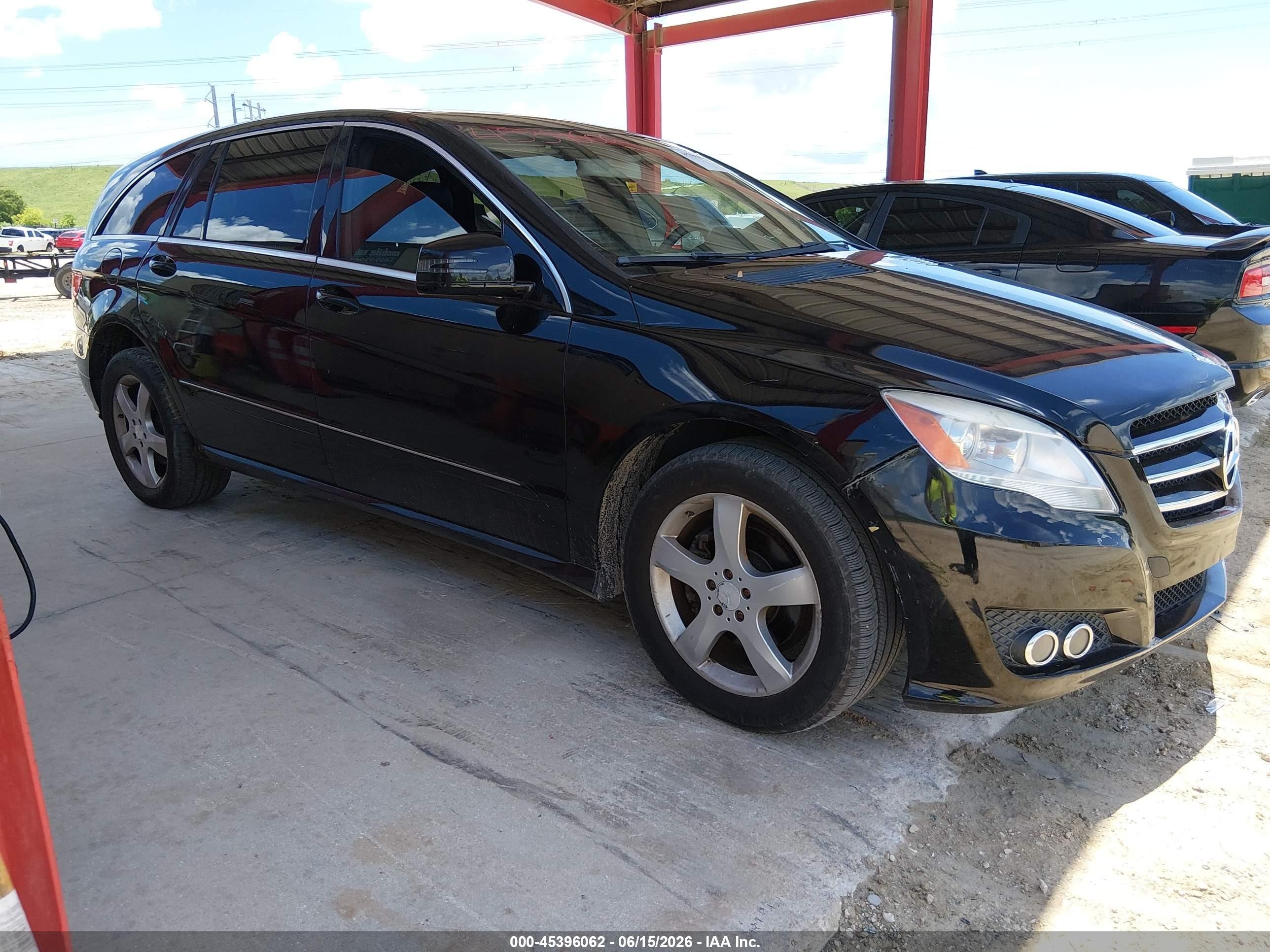 2011 Mercedes-Benz R 350, VIN 4JGCB6FE8BA127312 — Перед