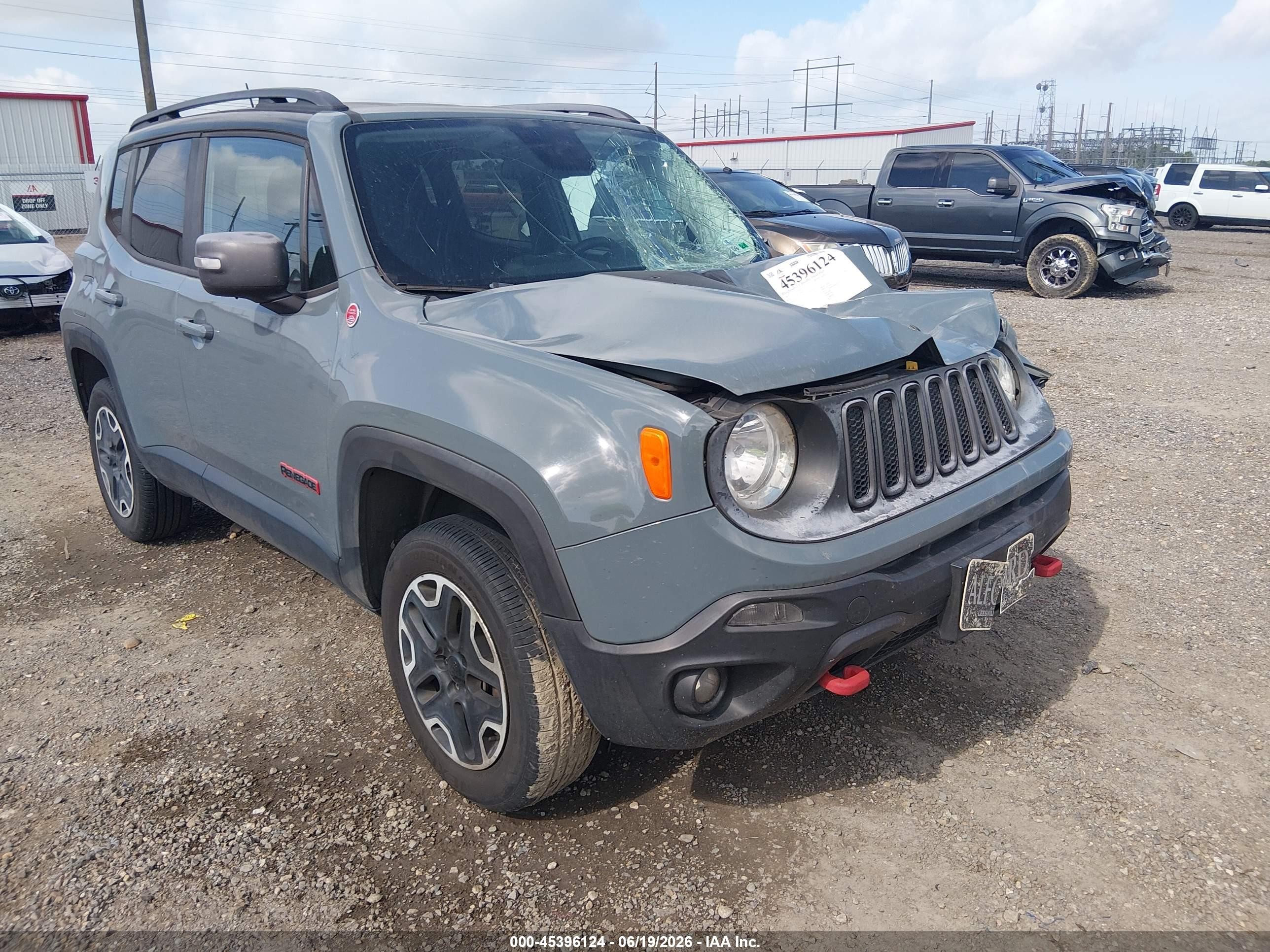 2015 Jeep Renegade Trailhawk, VIN ZACCJBCT7FPB31845 — Front end