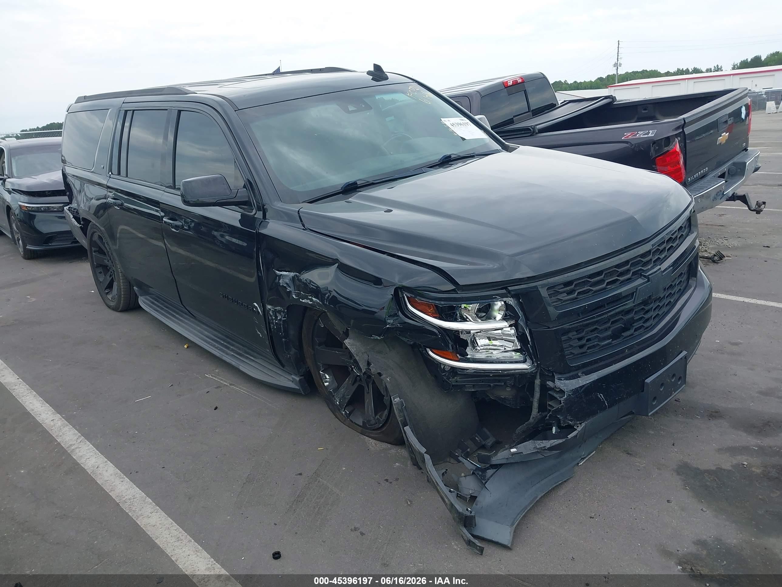 2018 Chevrolet Suburban LT, VIN 1GNSCHKCXJR379289 — Front end
