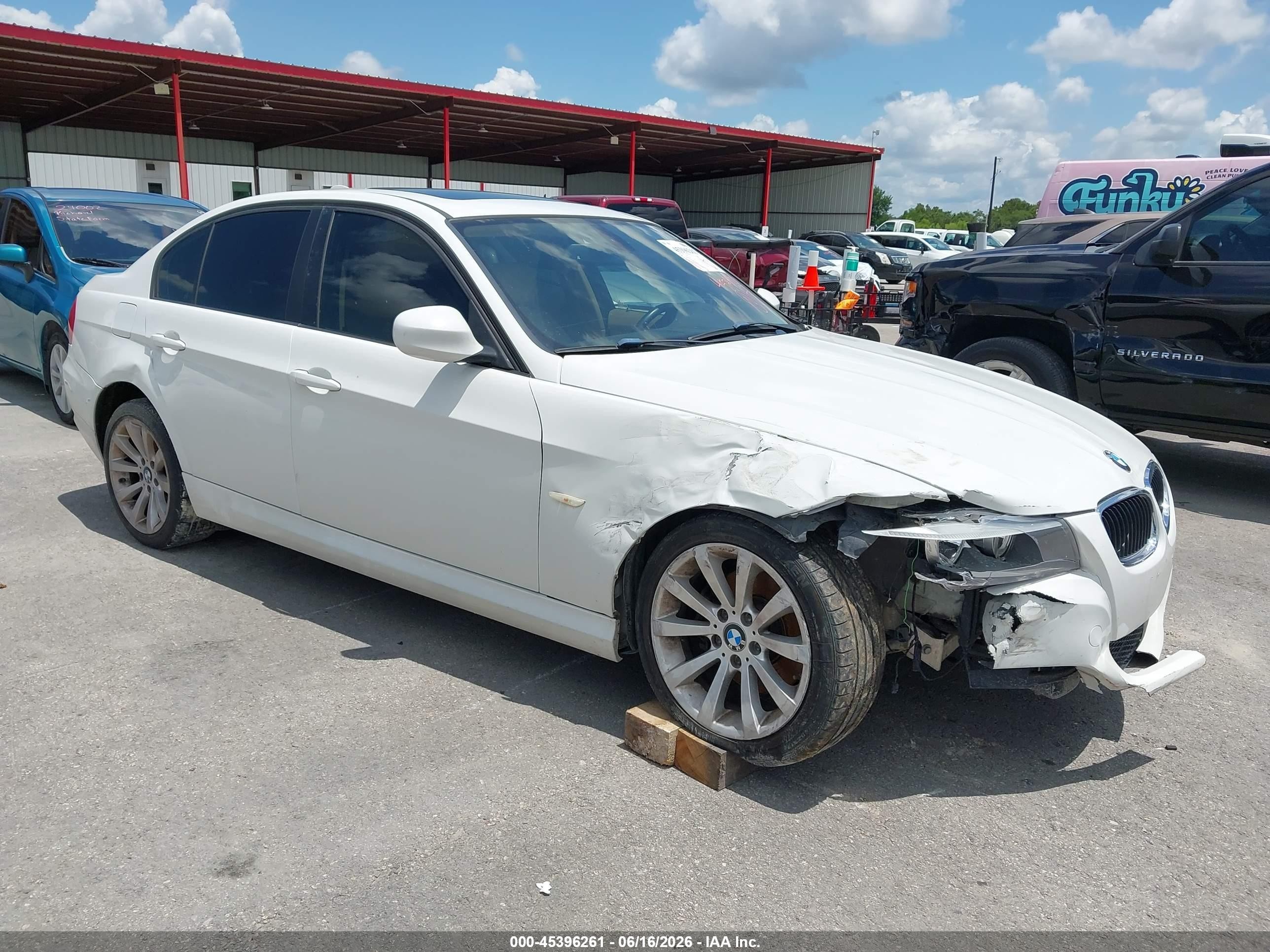 2011 BMW 3 Series 328i, VIN WBAPH7G58BNM58714 — Front end