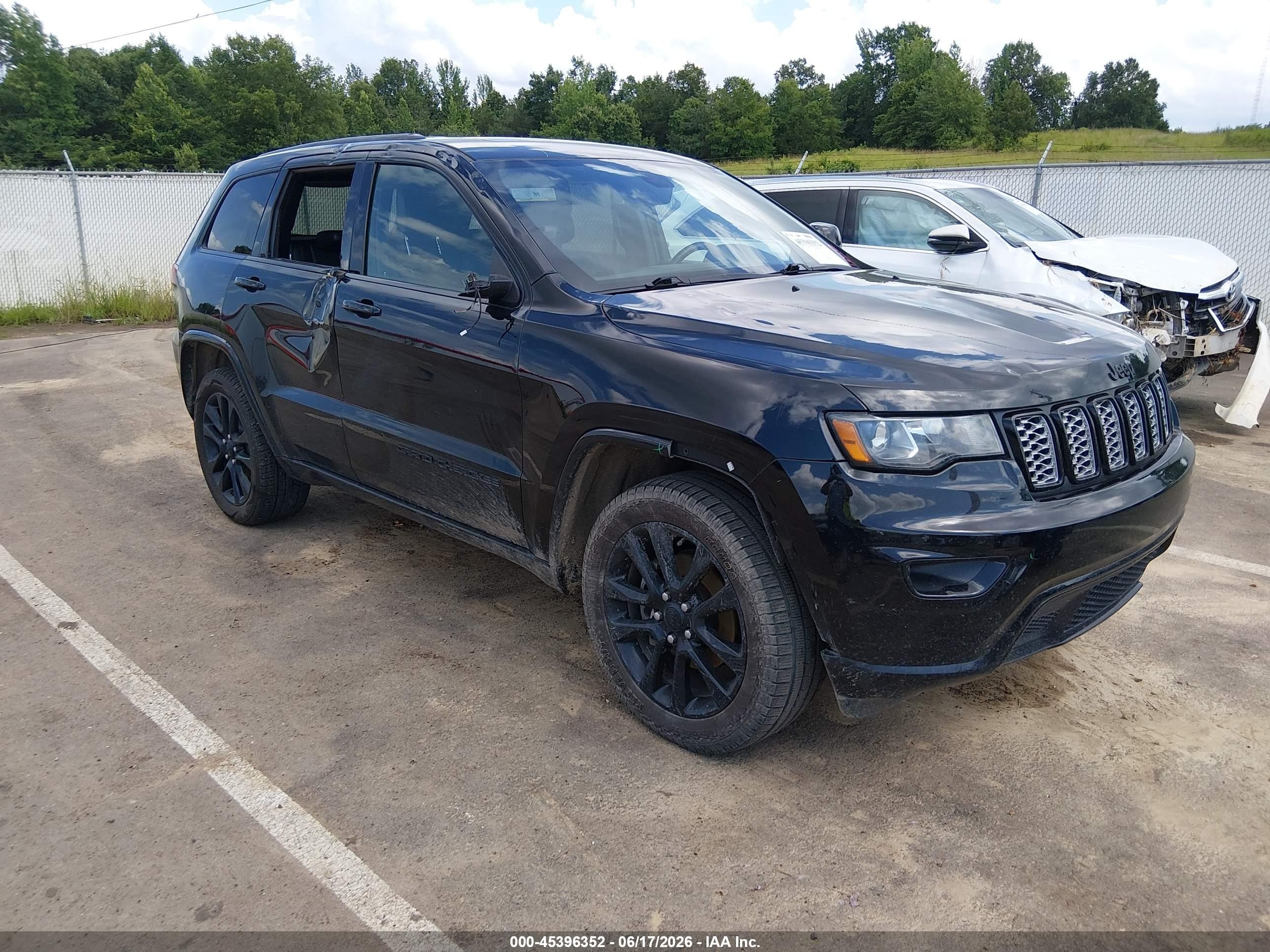2020 Jeep Grand Cherokee Laredo E, VIN 1C4RJEAG1LC256762 — Side