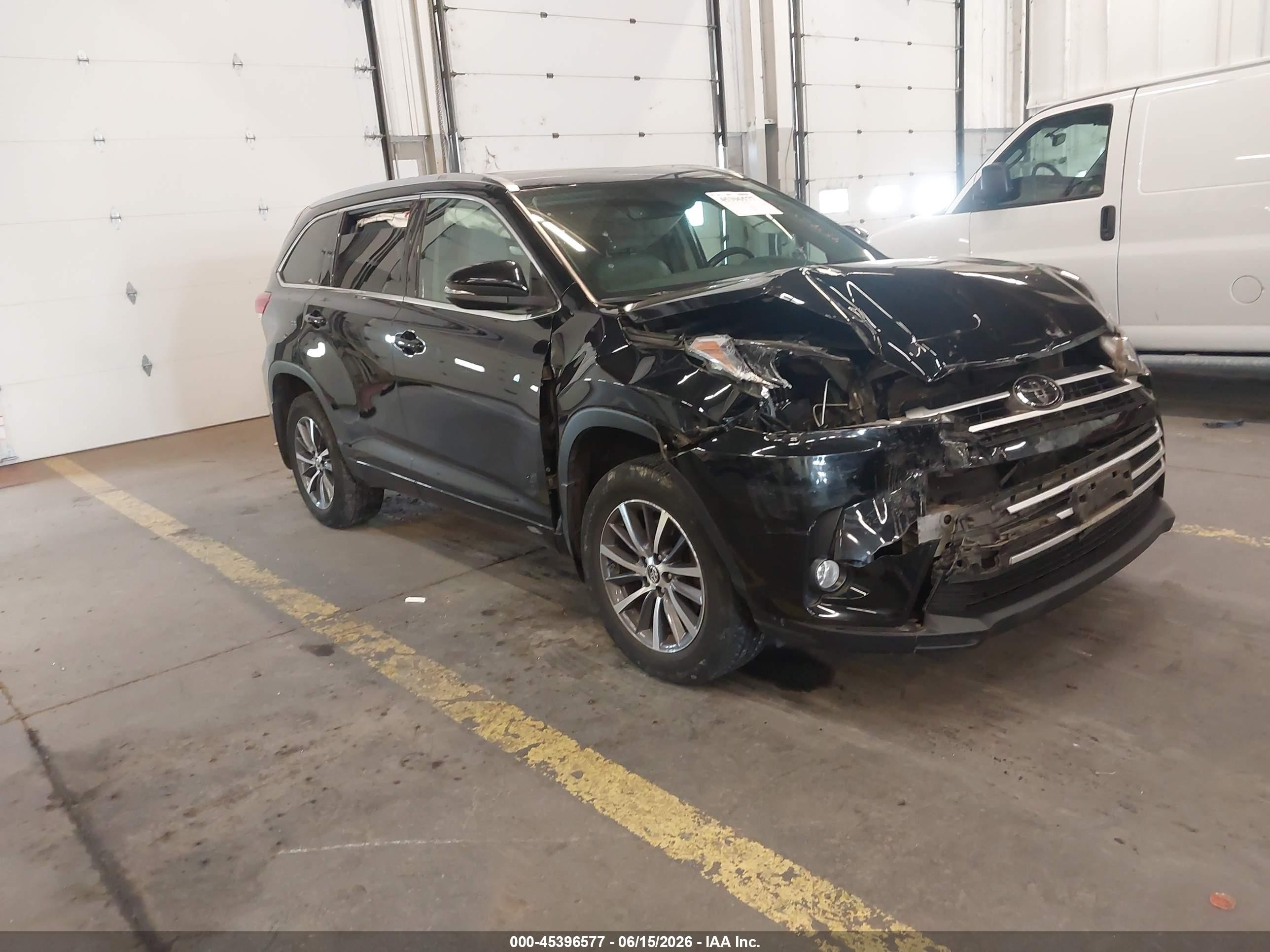 2018 Toyota Highlander XLE, VIN 5TDJZRFH4JS843967 — Front end