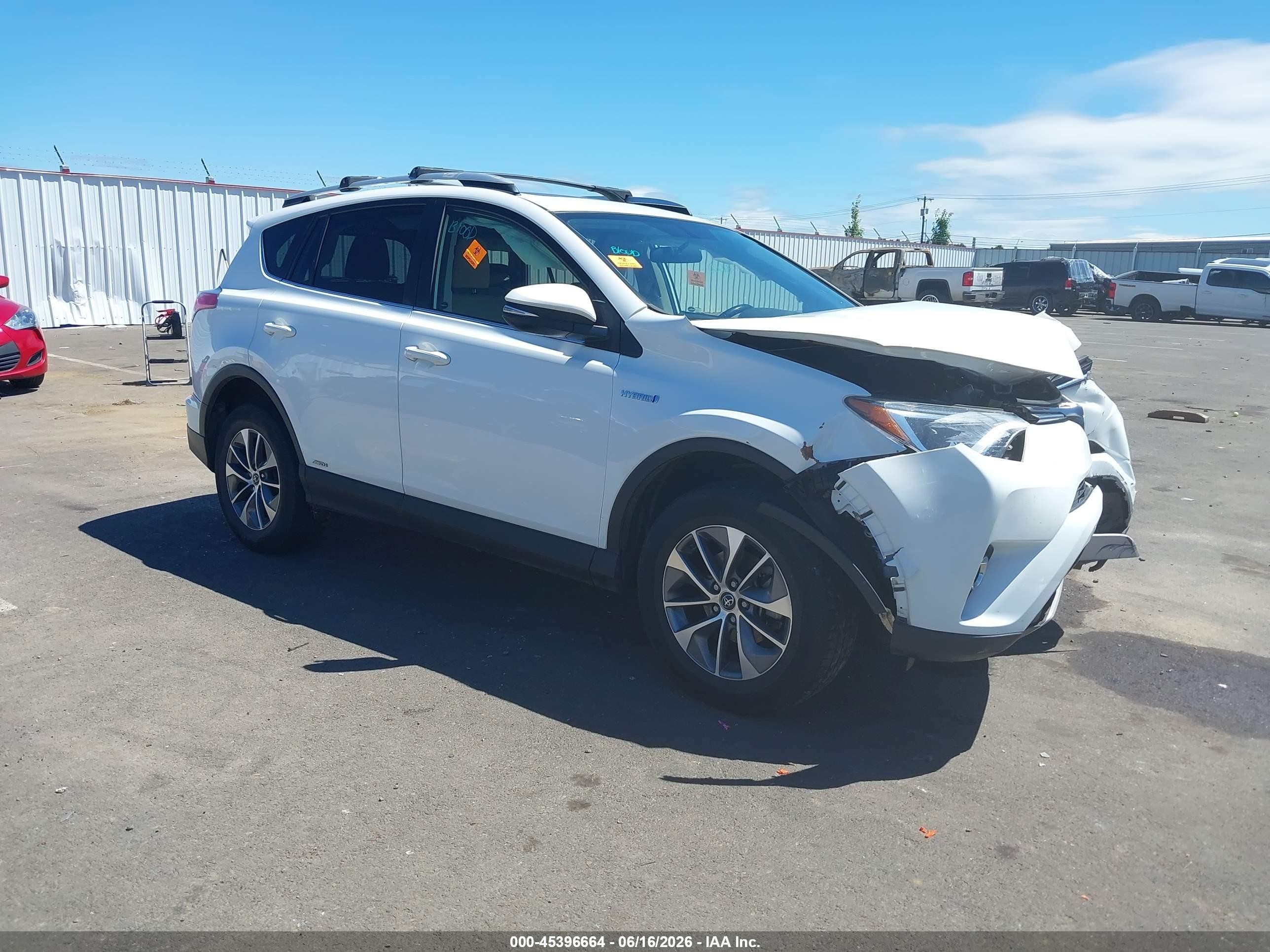 2016 Toyota RAV4 XLE, VIN JTMRJREV6GD057609 — Front end