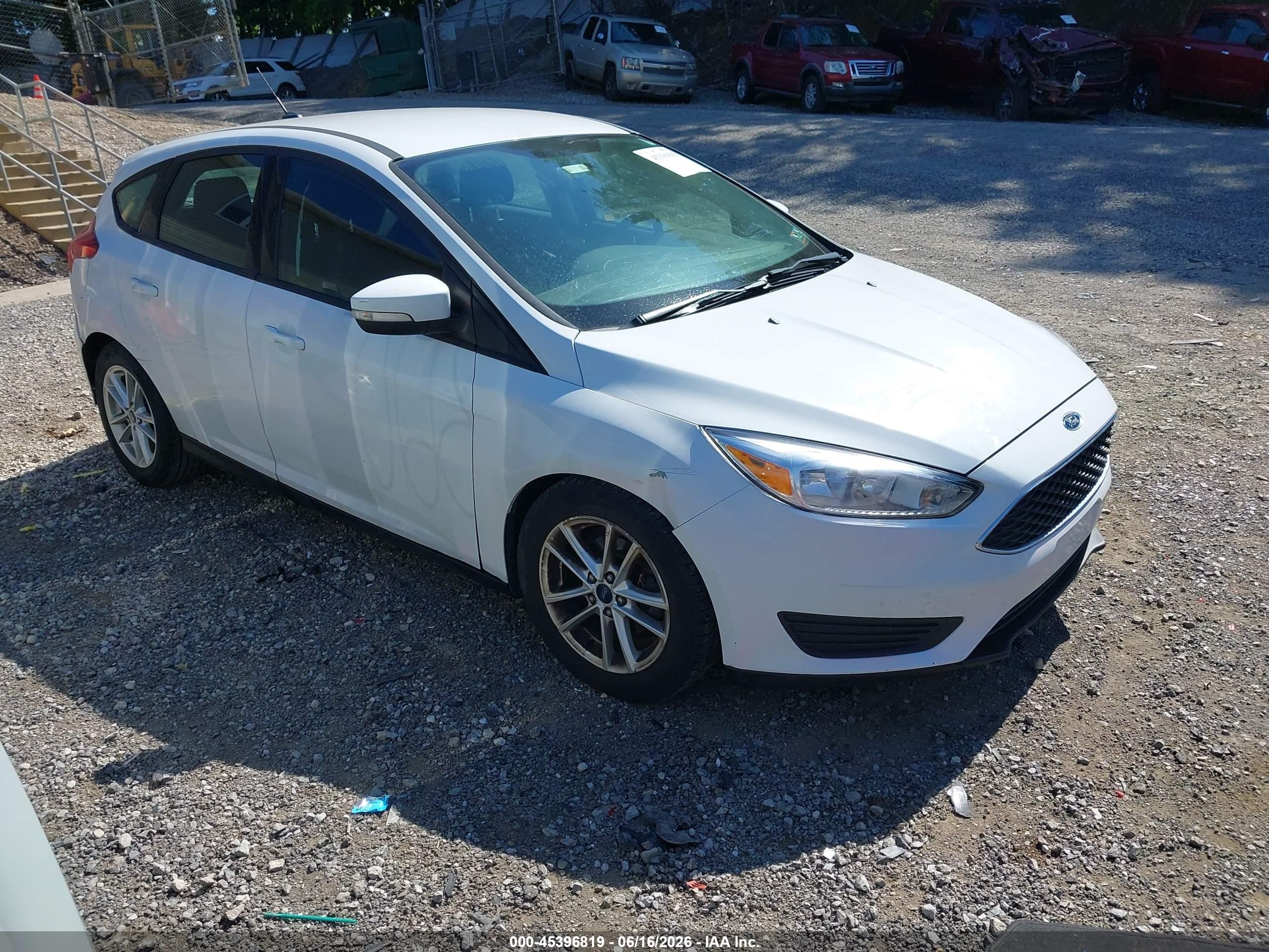 2016 Ford Focus SE, VIN 1FADP3K28GL243549 — Rear end