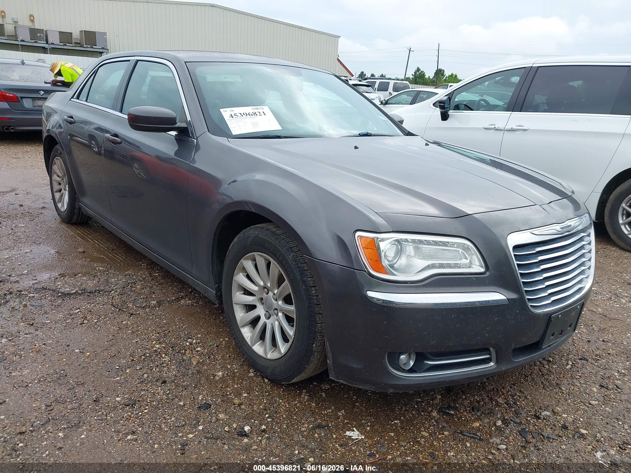2014 Chrysler 300, VIN 2C3CCAAG2EH214310 — Перед