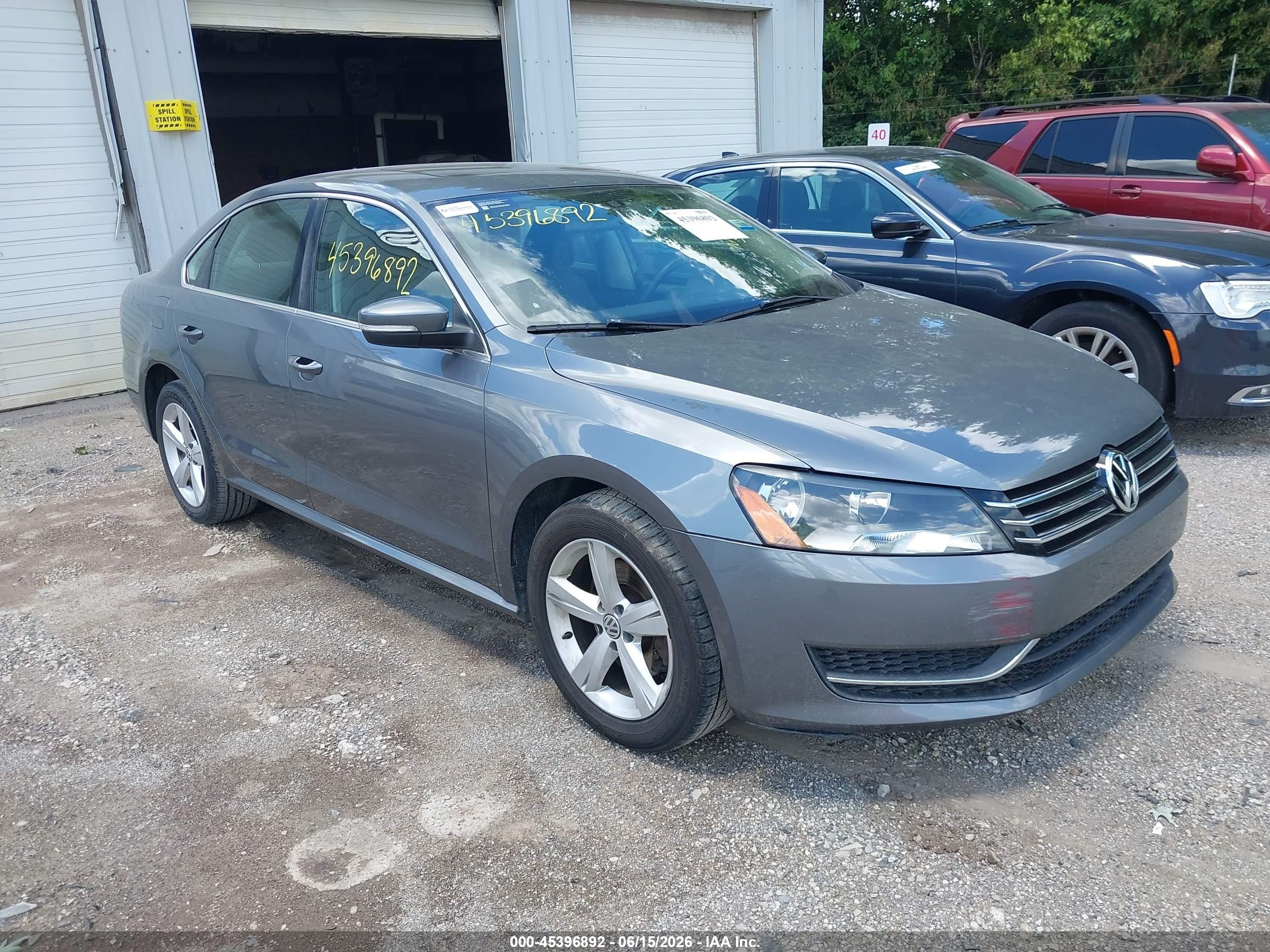 2013 Volkswagen Passat SE, VIN 1VWBH7A31DC001887 — Front end