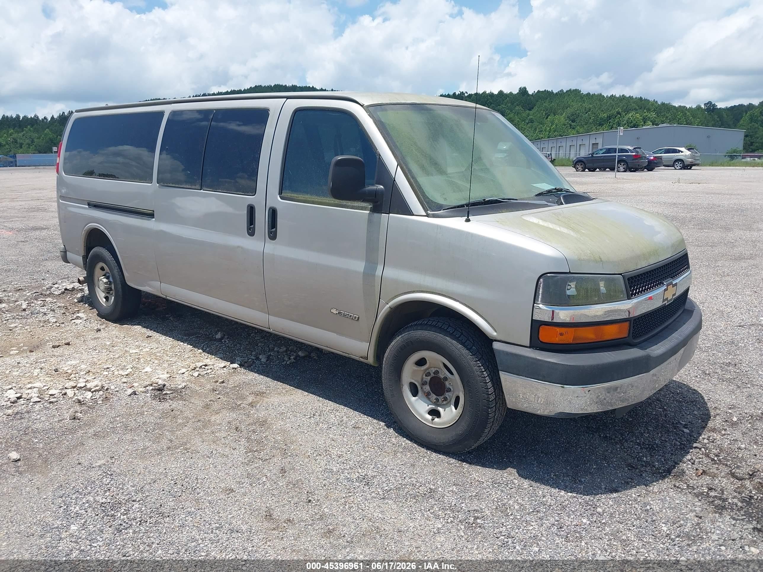 2005 Chevrolet Express Passenger, VIN 1GAHG39U551255274 — Normal wear