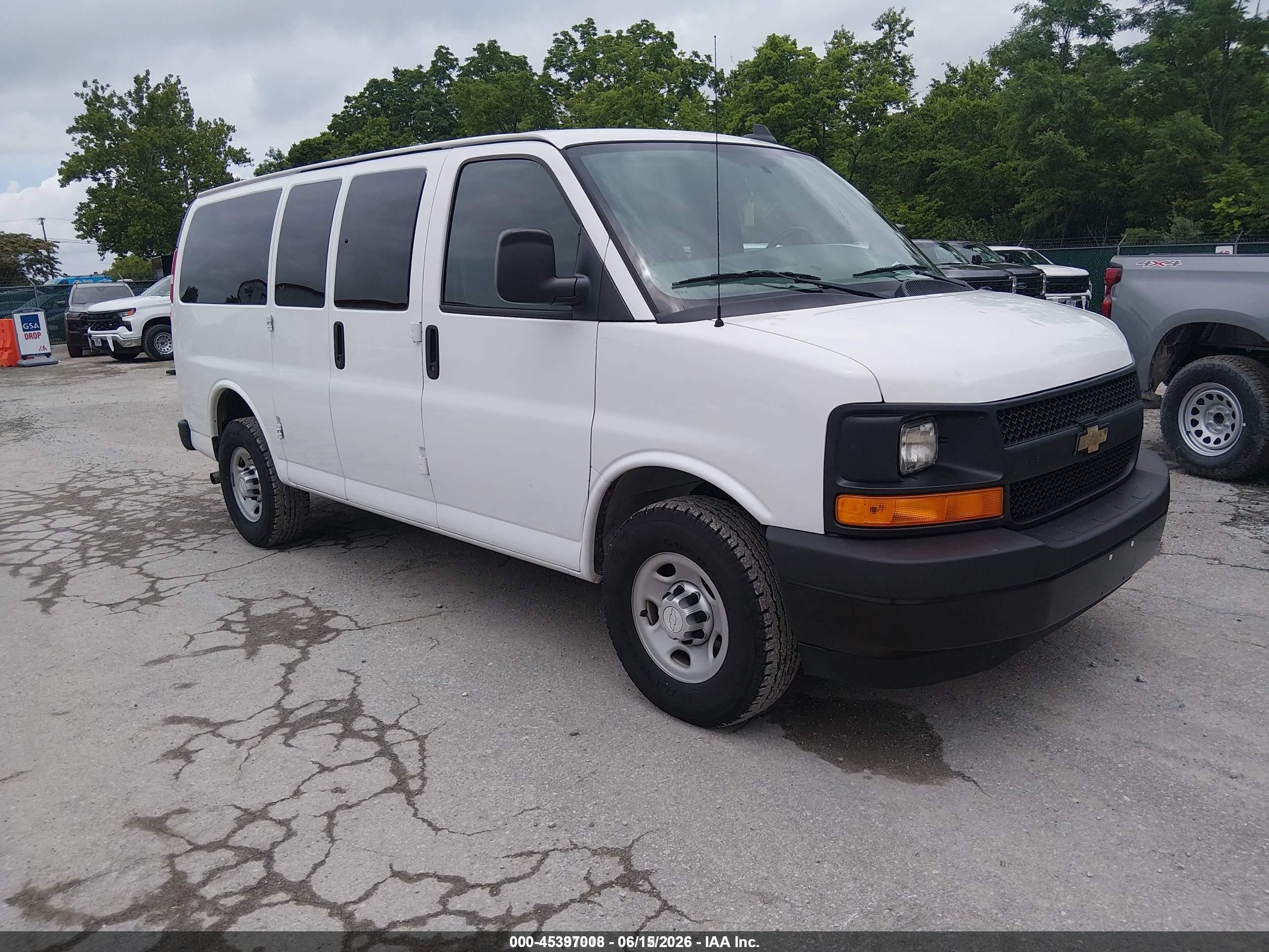 2017 Chevrolet Express Passenger LS, VIN 1GAWGEFF6H1286868 — Normal wear