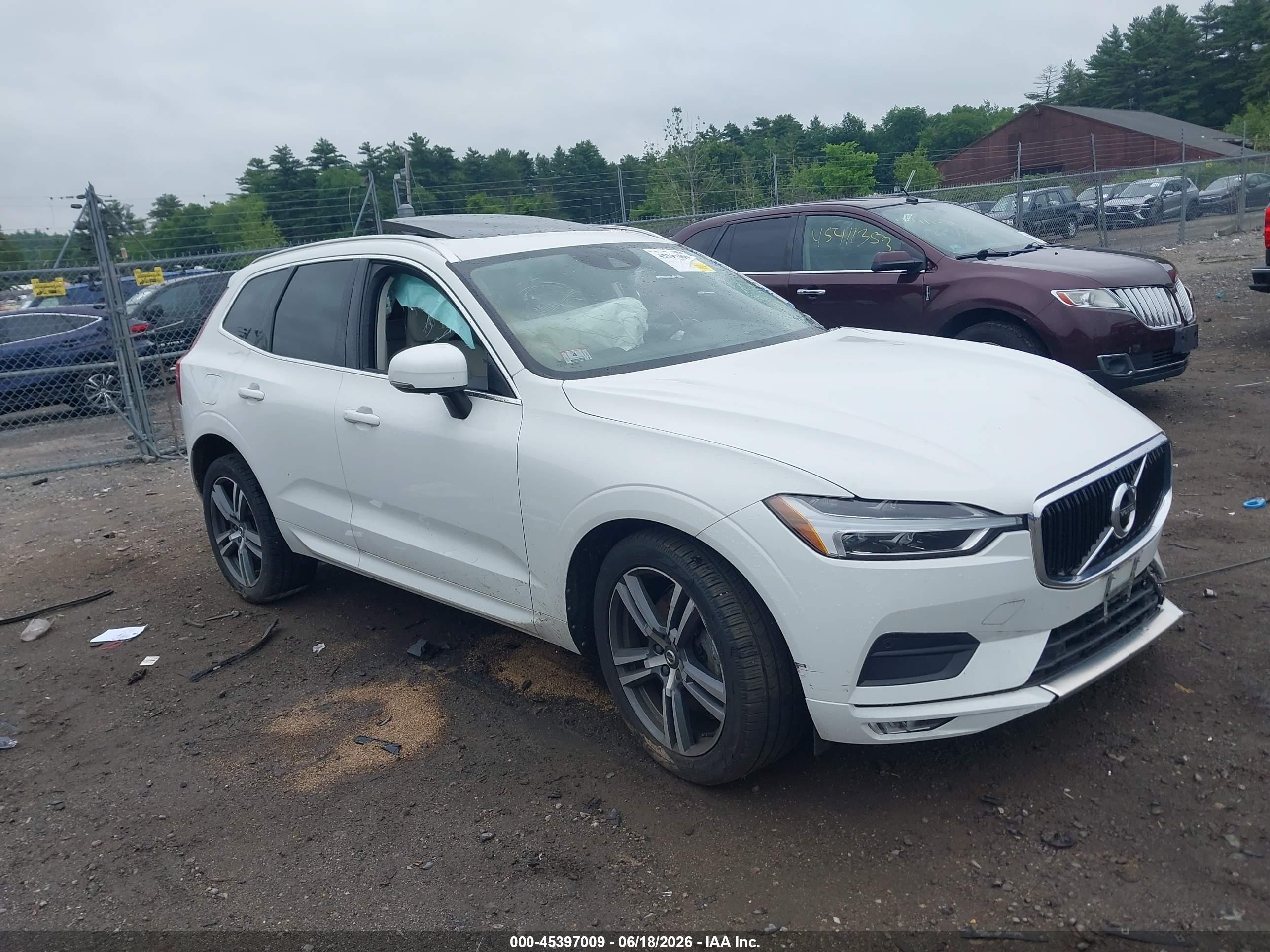 2021 Volvo XC60 Momentum, VIN YV4A22RK3M1741836 — Бок