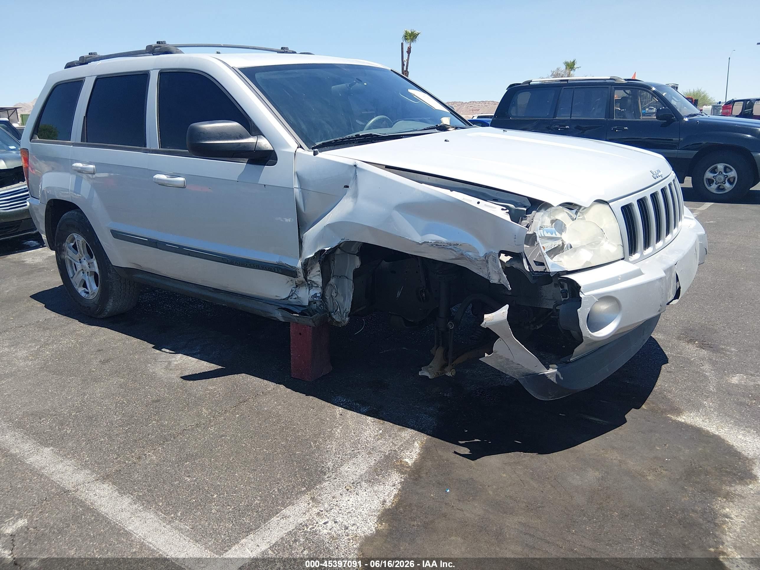 2007 Jeep Grand Cherokee Laredo, VIN 1J8GR48K97C613060 — Front end
