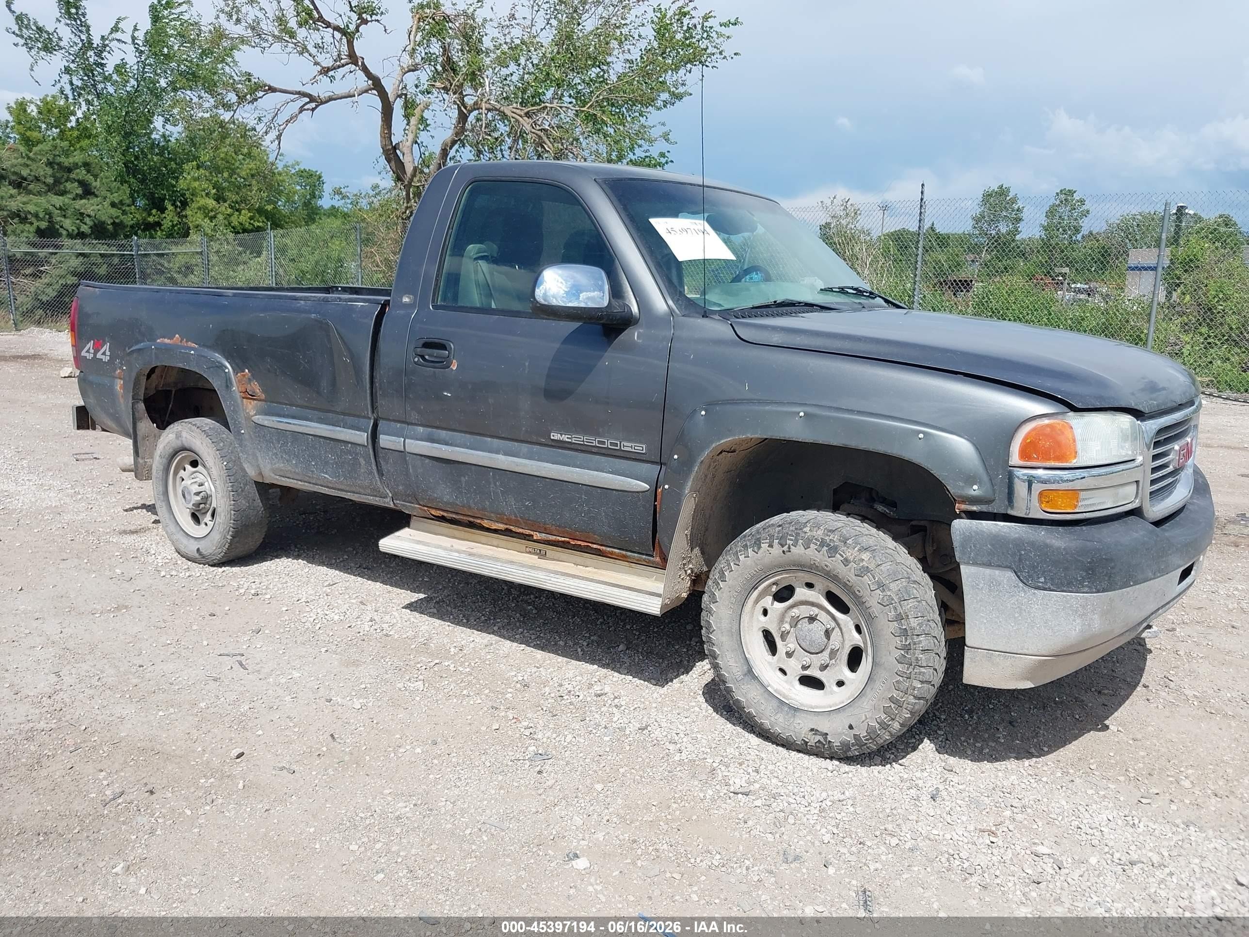 2002 GMC Sierra 2500HD Work Truck, VIN 1GTHK24U02Z303168 — Side