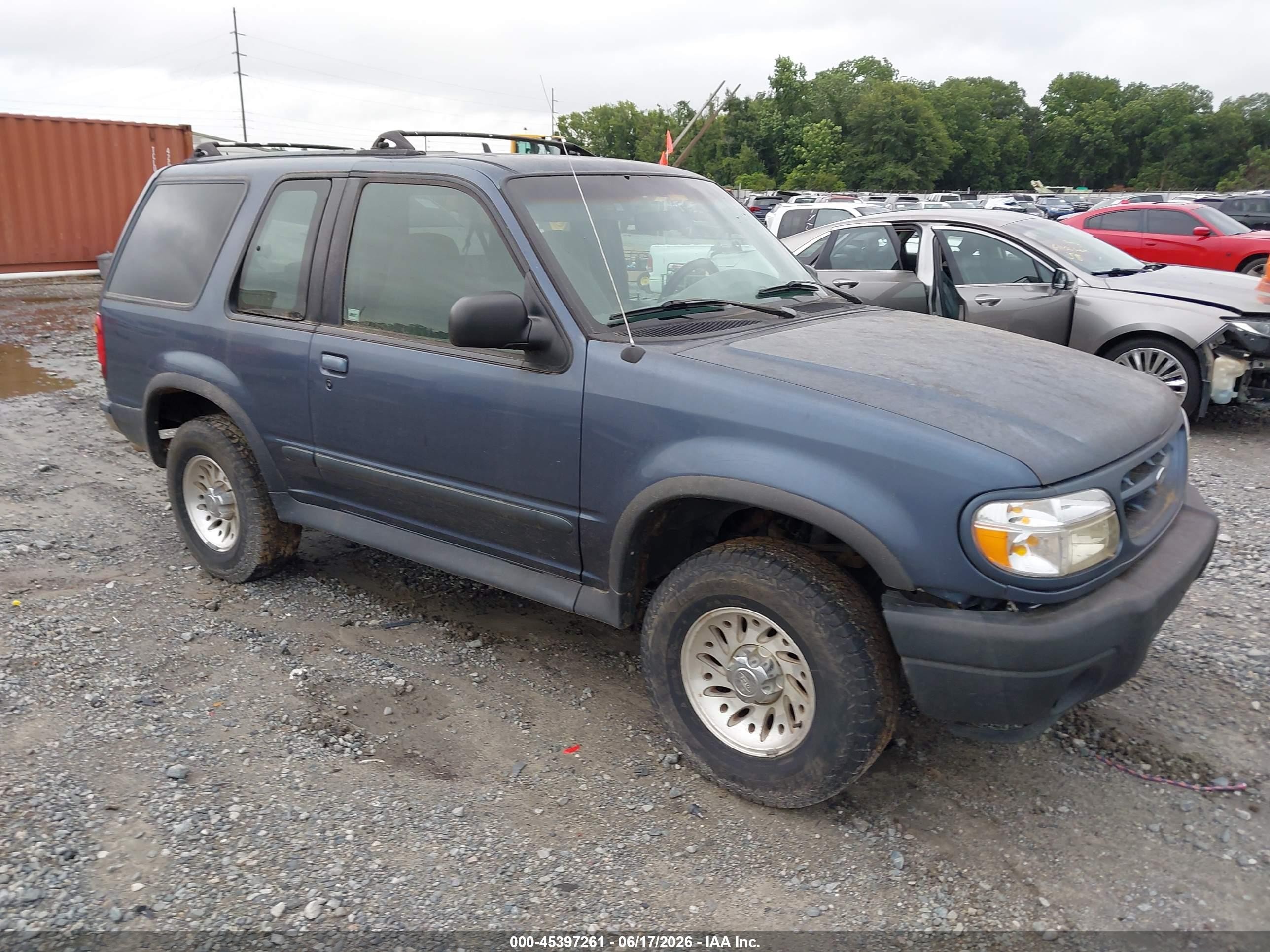 2000 Ford Explorer Sport, VIN 1FMYU60E9YUA82719 — Side
