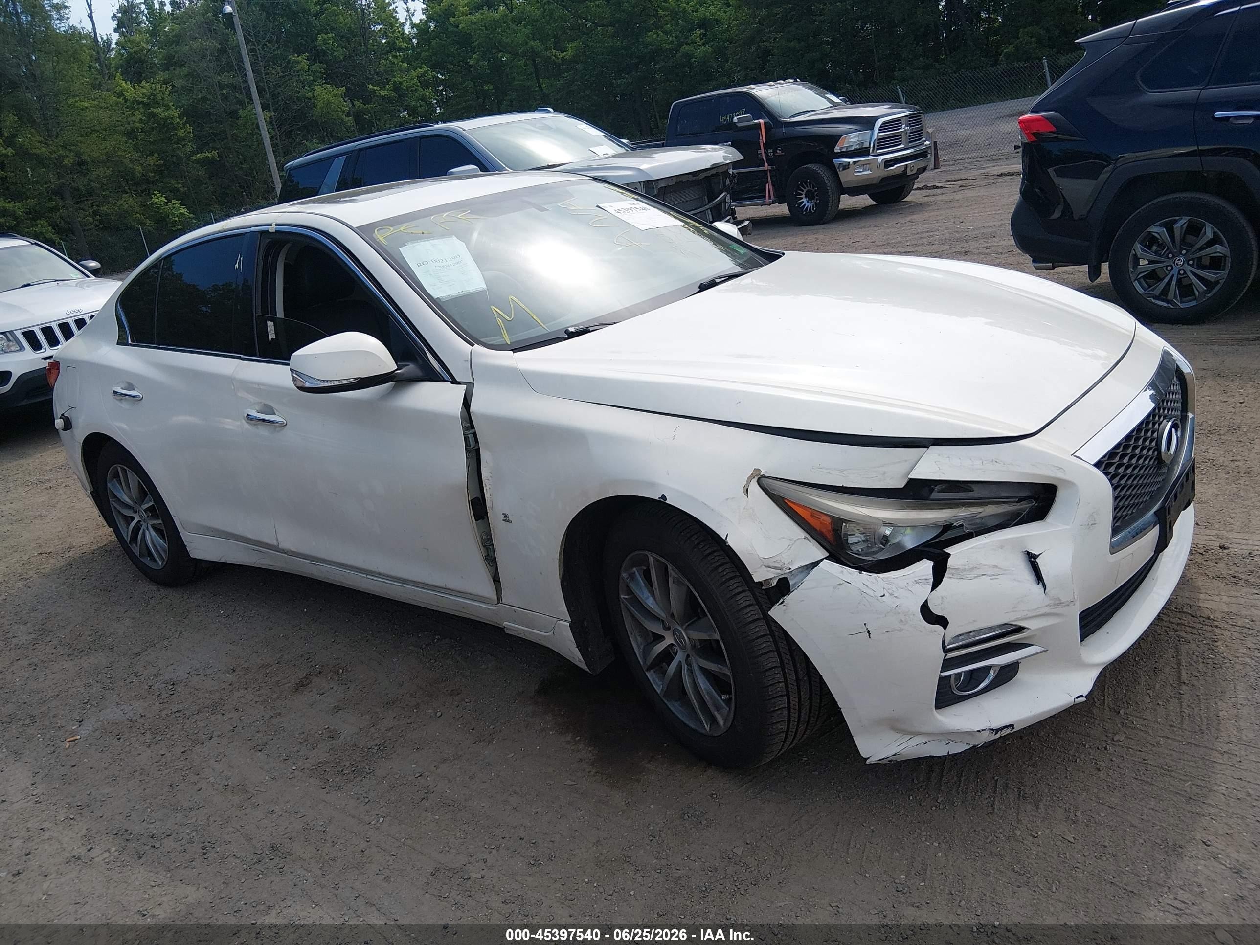 2015 Infiniti Q50 Premium, VIN JN1BV7AR0FM422533 — Front end