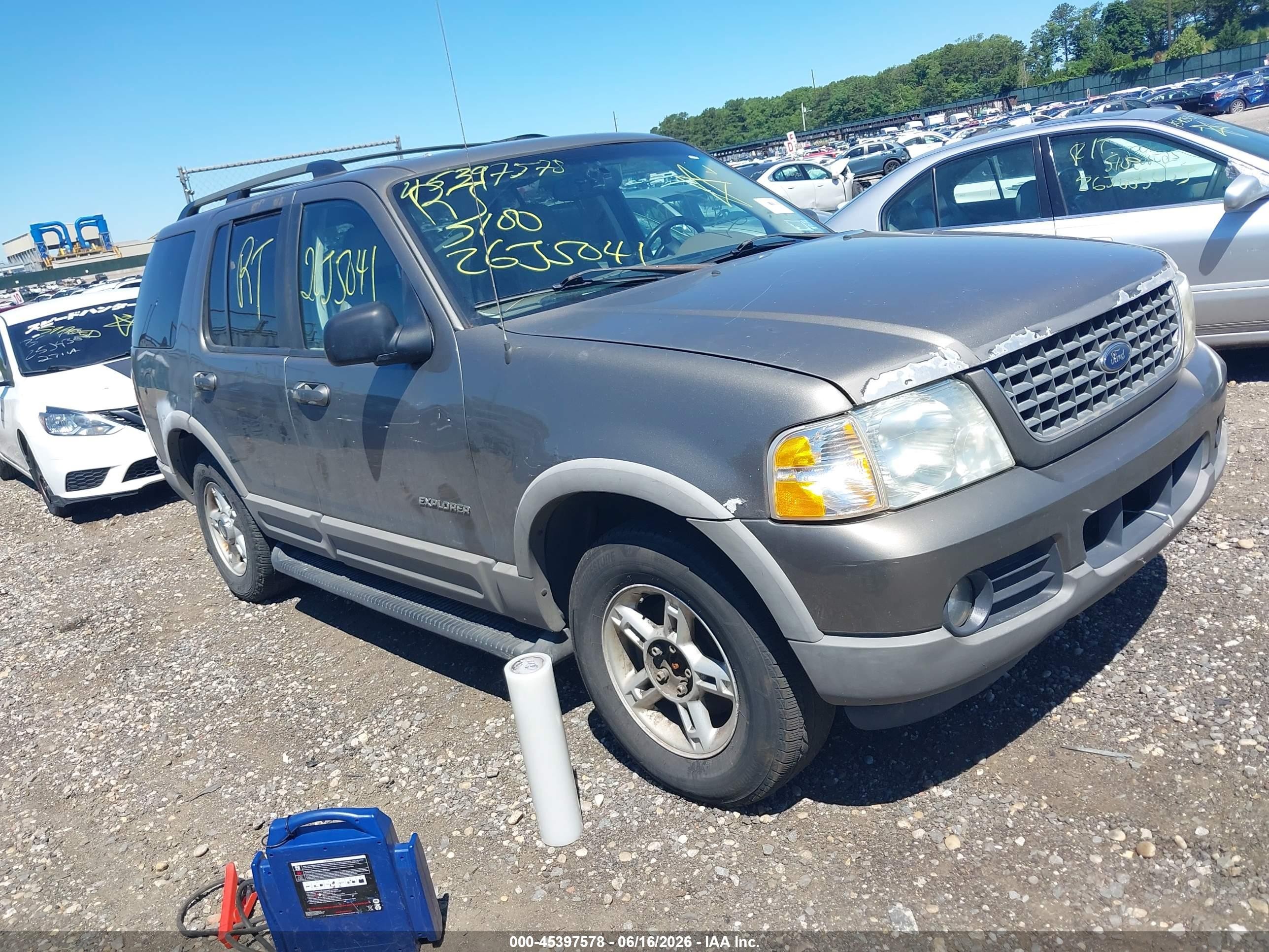 2002 Ford Explorer XLT, VIN 1FMZU73K42ZC62874 — Front end