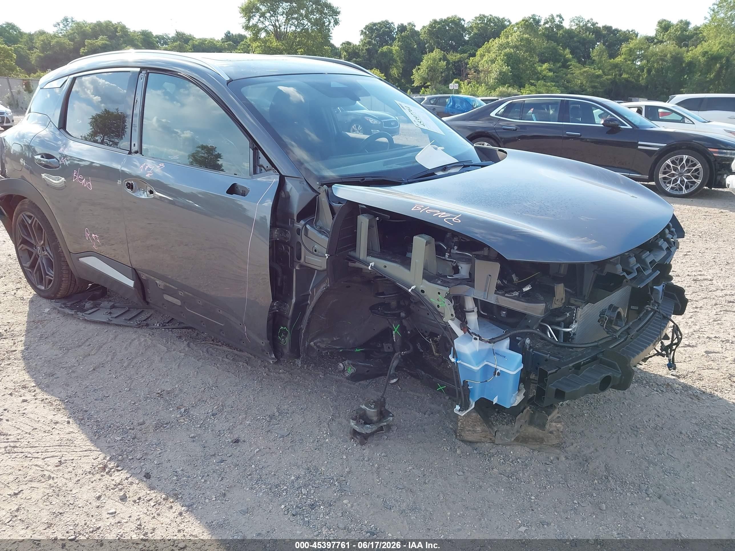 2025 Nissan Kicks SR, VIN 3N8AP6DD3SL430129 — Бок