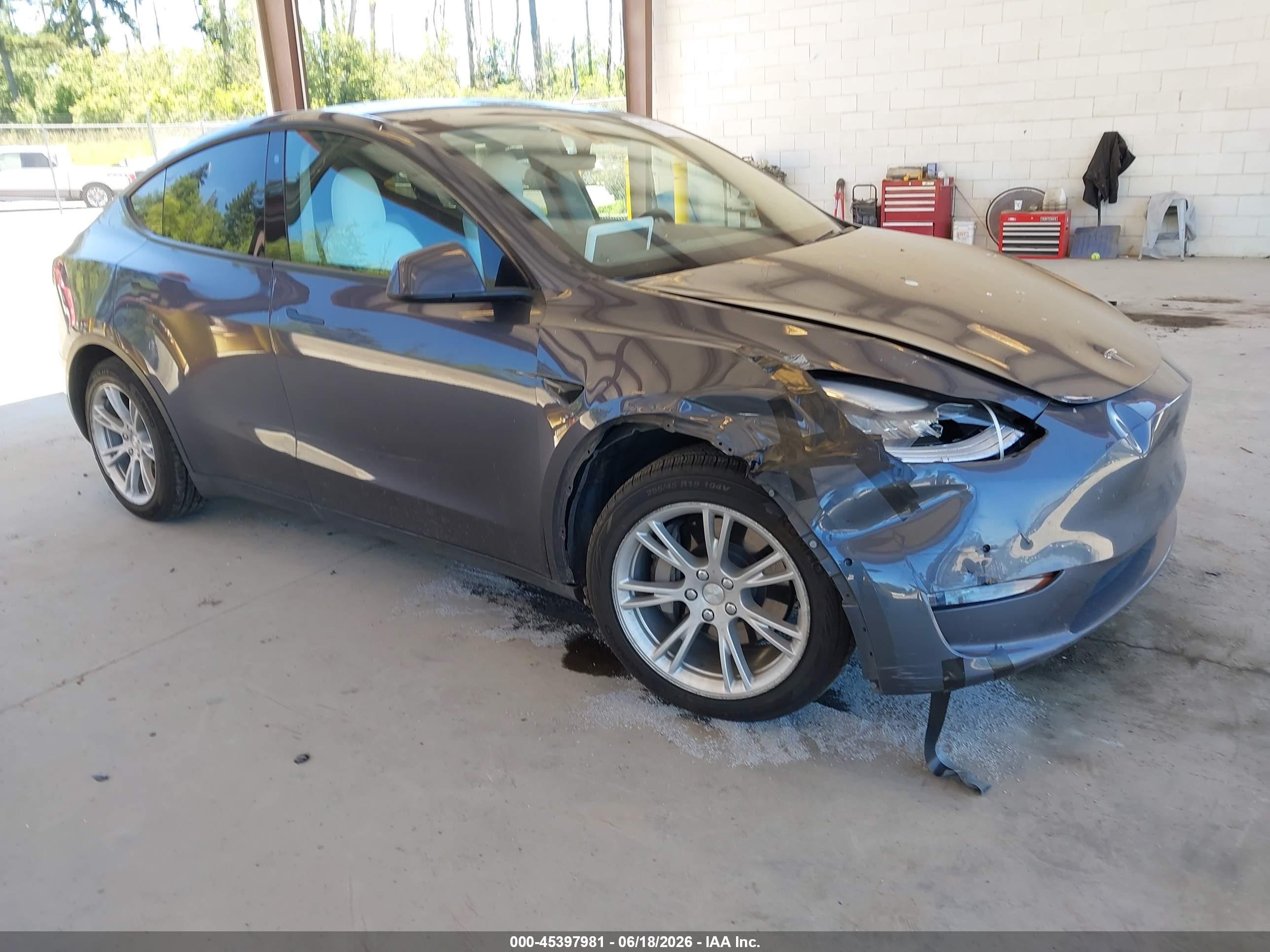 2020 Tesla Model Y Long Range, VIN 5YJYGDEE1LF018006 — Перед