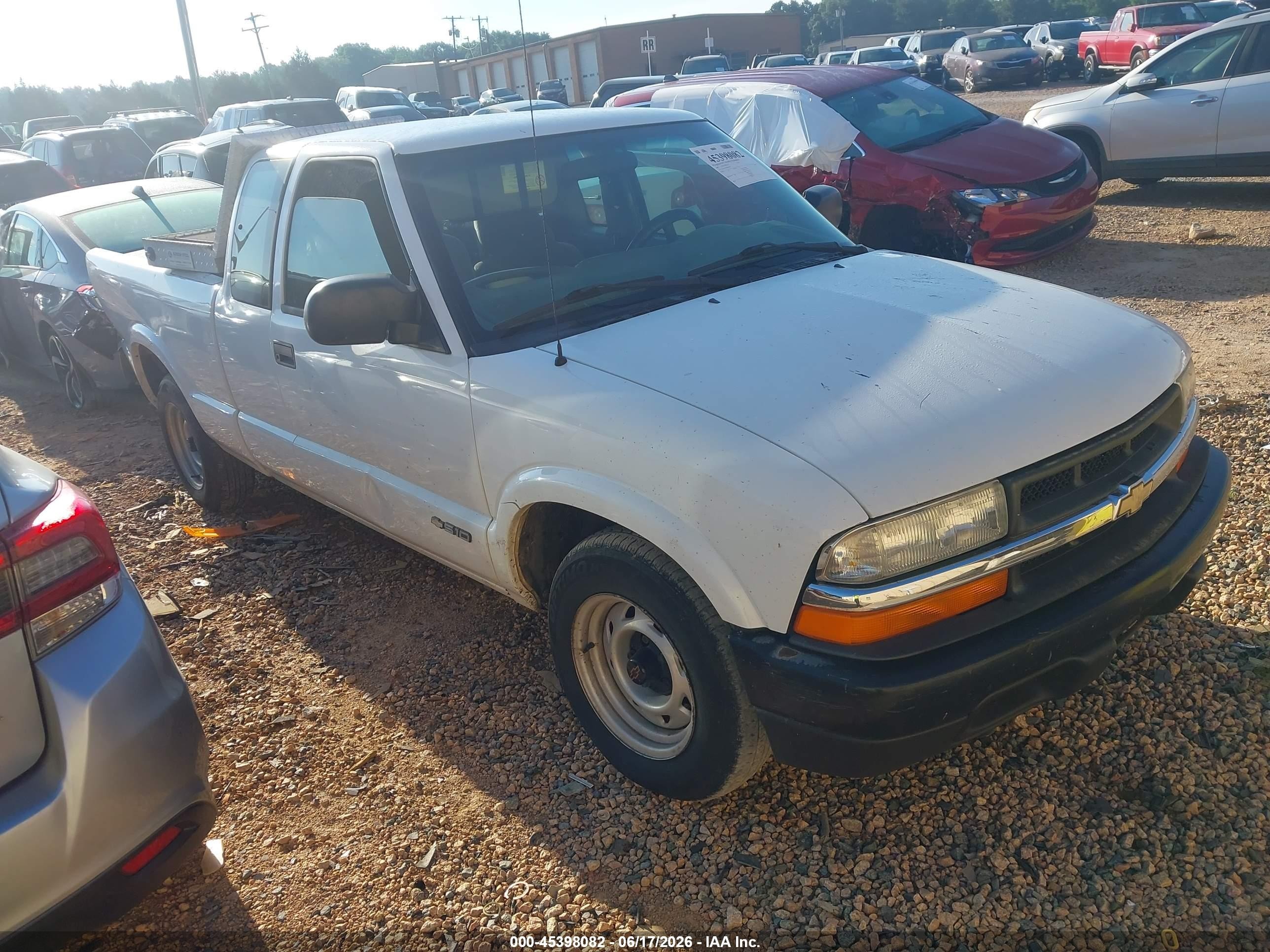 2002 Chevrolet S-10 LS, VIN 1GCCS19W828195581 — Rear end