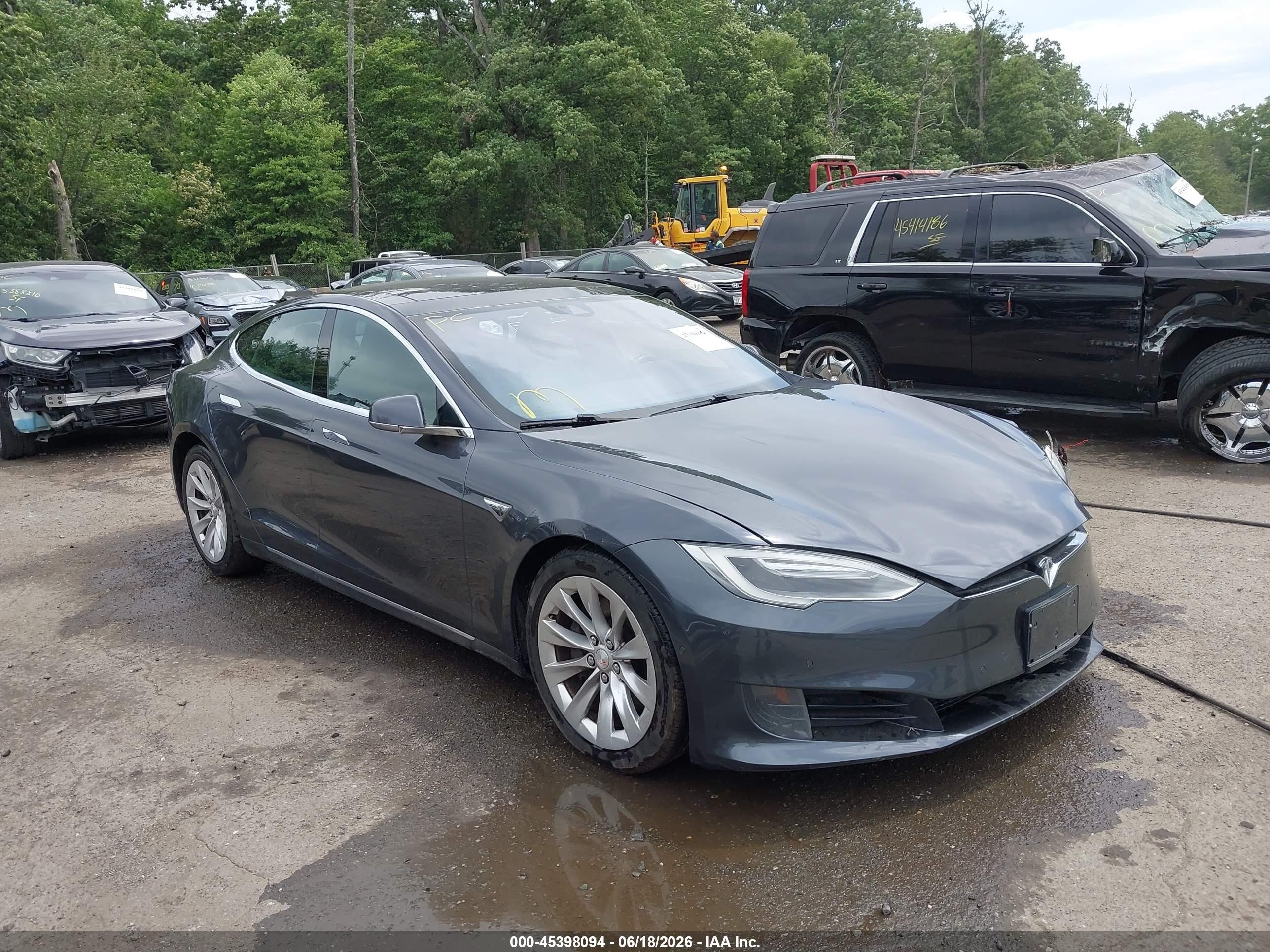 2016 Tesla Model S 90D, VIN 5YJSA1E23GF156552 — Перед