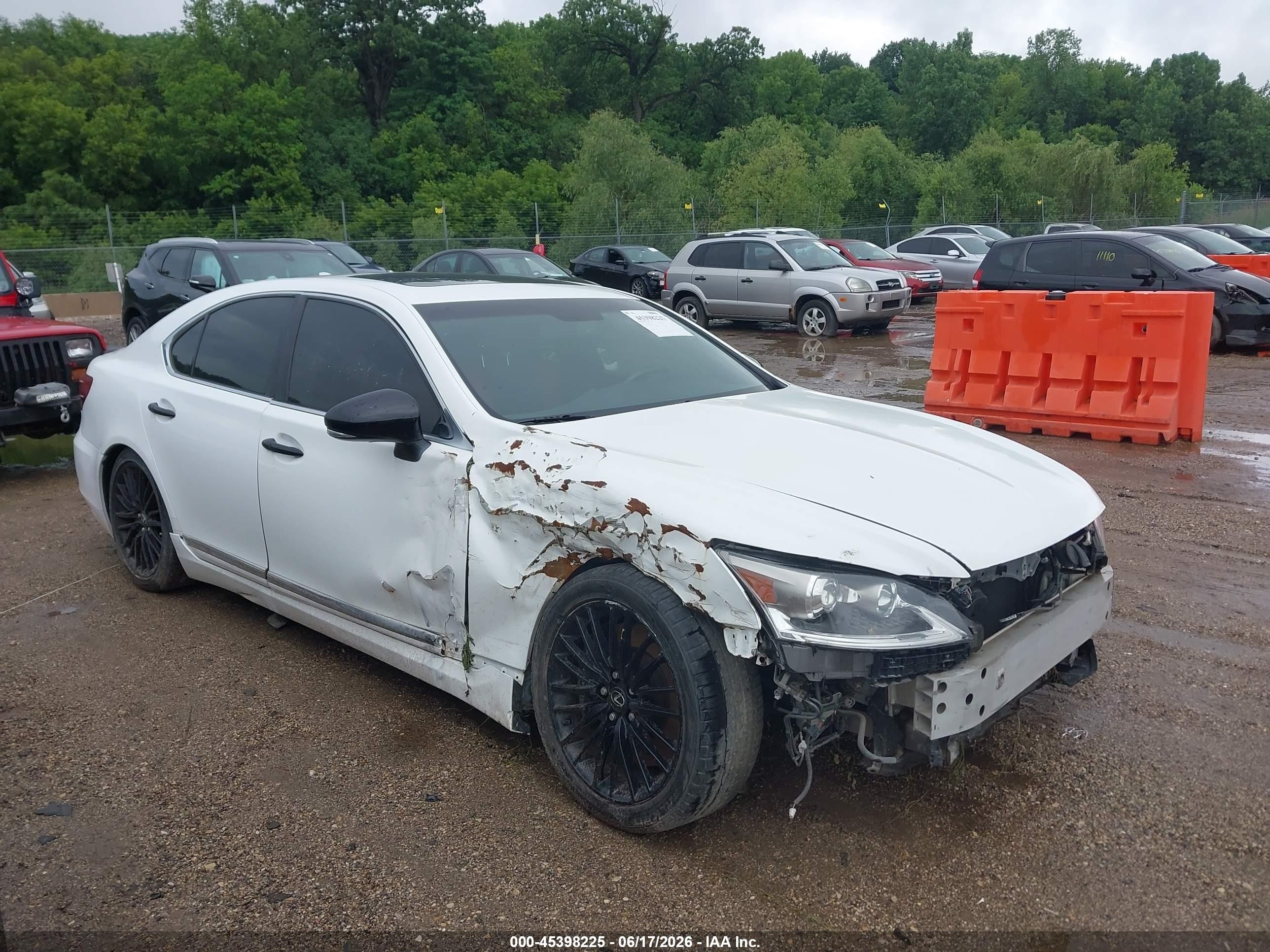 2015 Lexus LS 460, VIN JTHBL5EF2F5136263 — Перед