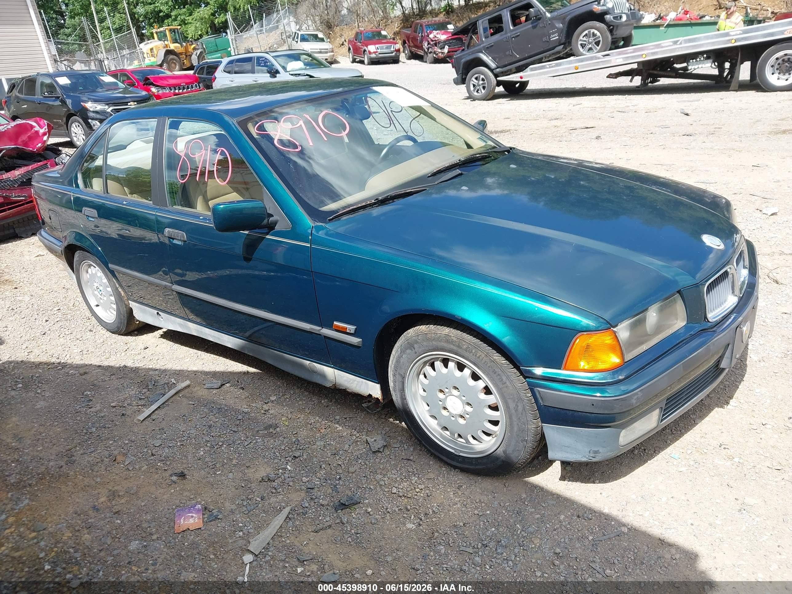 1994 BMW 3 Series 325i, VIN WBACB432XRFM00828 — Бок