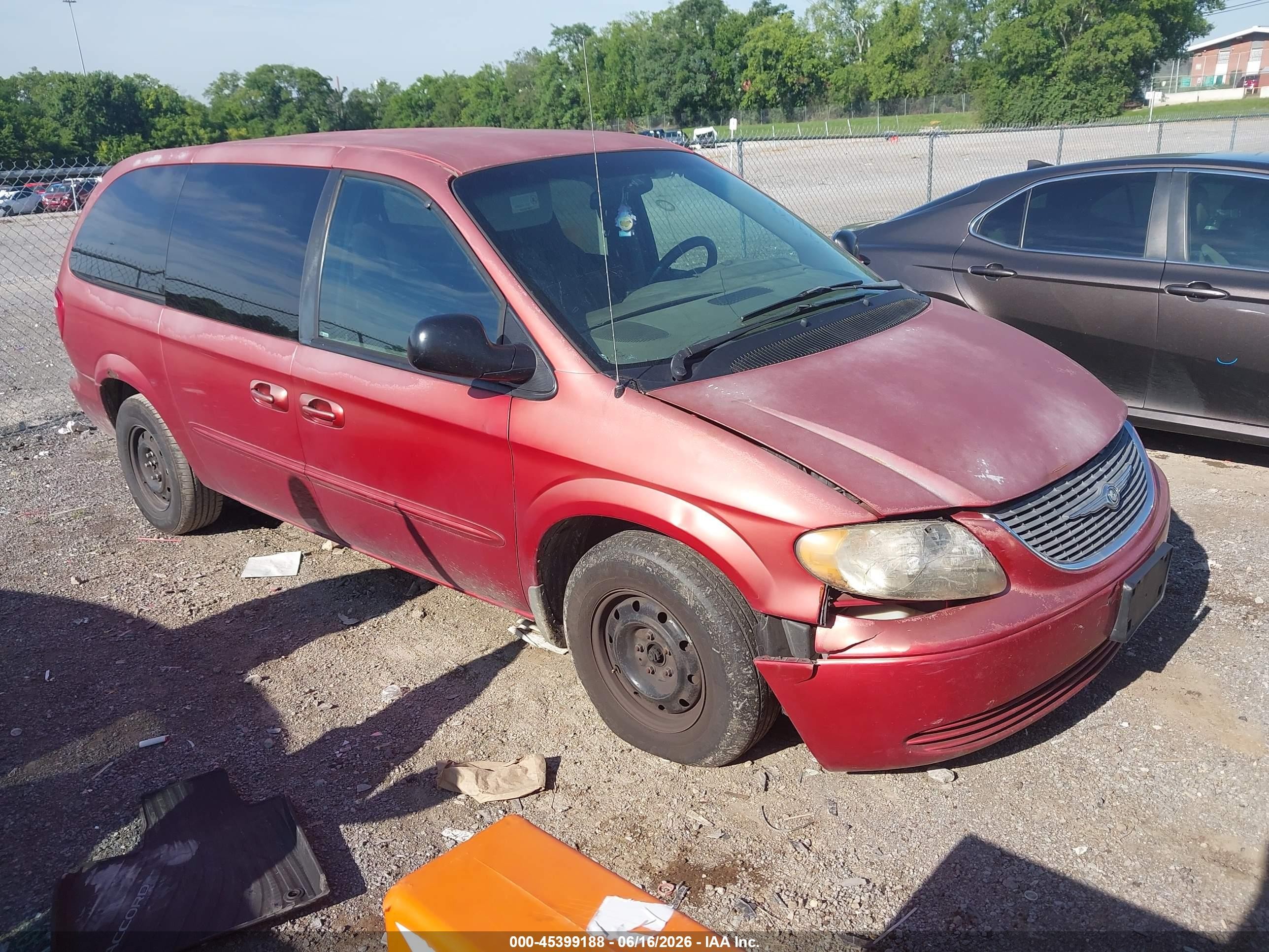 2003 Chrysler Town & Country, VIN 2C4GP24R23R323801 — Front end