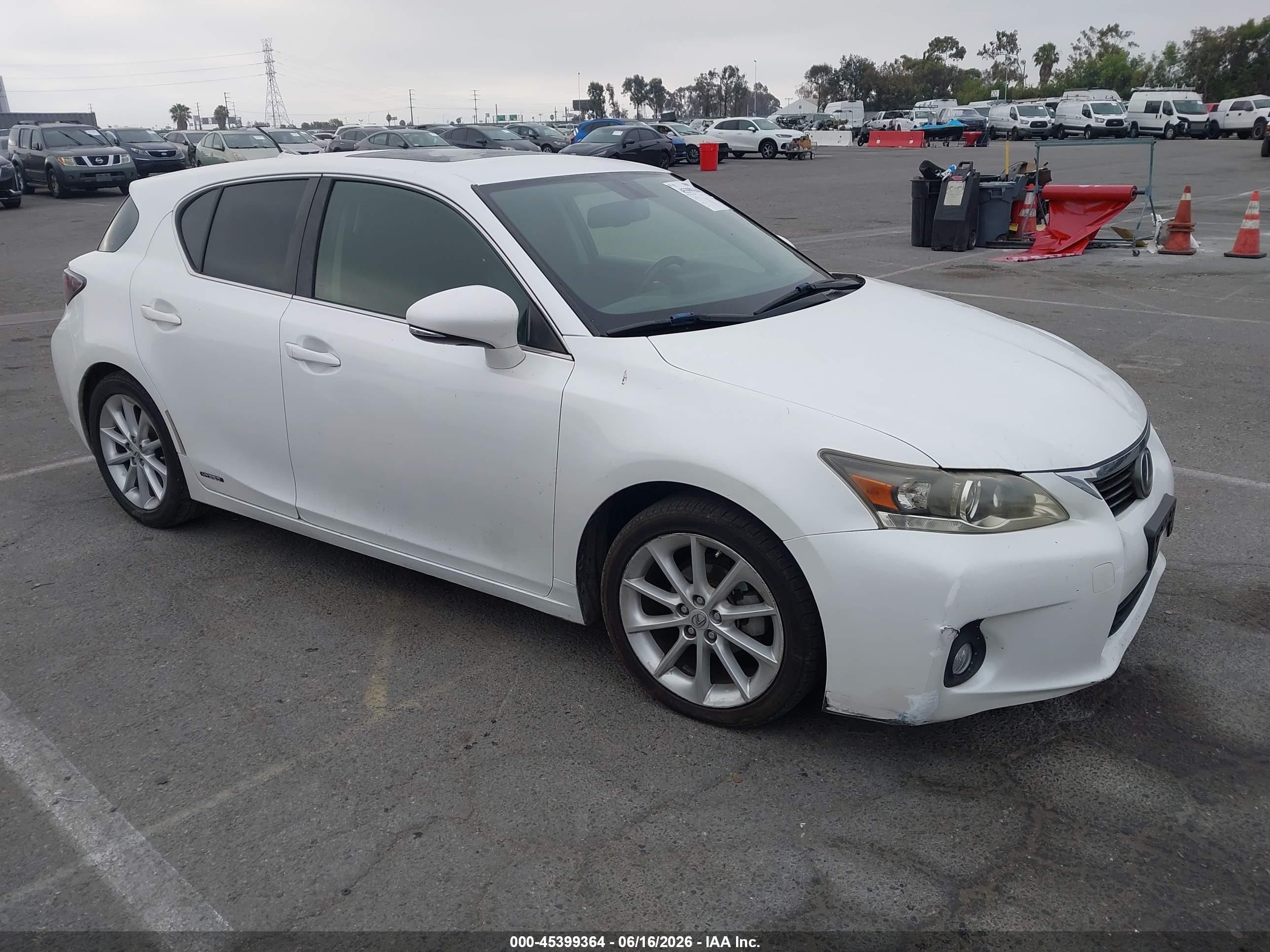 2011 Lexus CT 200h Premium, VIN JTHKD5BH4B2034378 — Бок