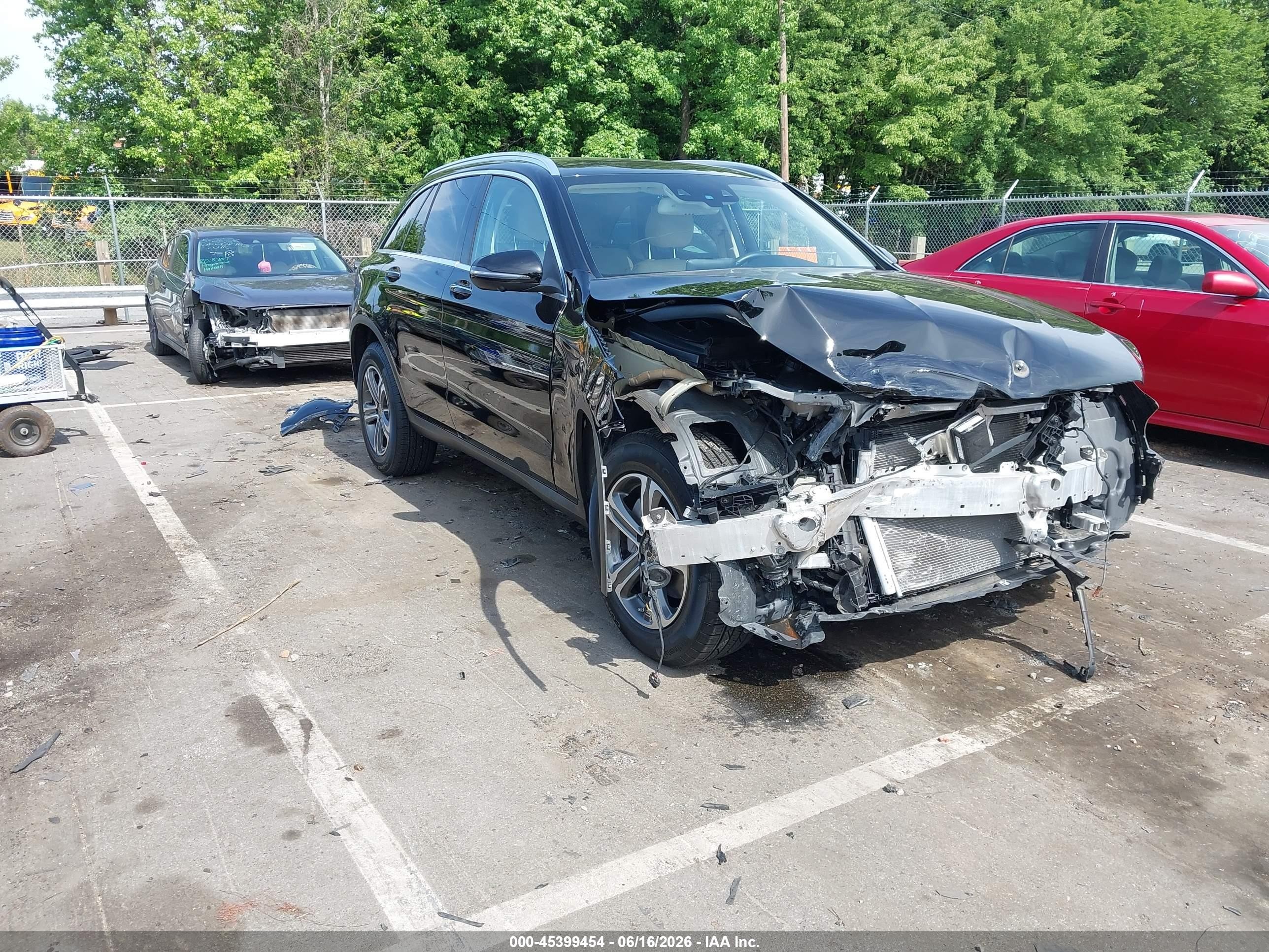 2019 Mercedes-Benz GLC 300, VIN WDC0G4JB0KV183922 — Front end