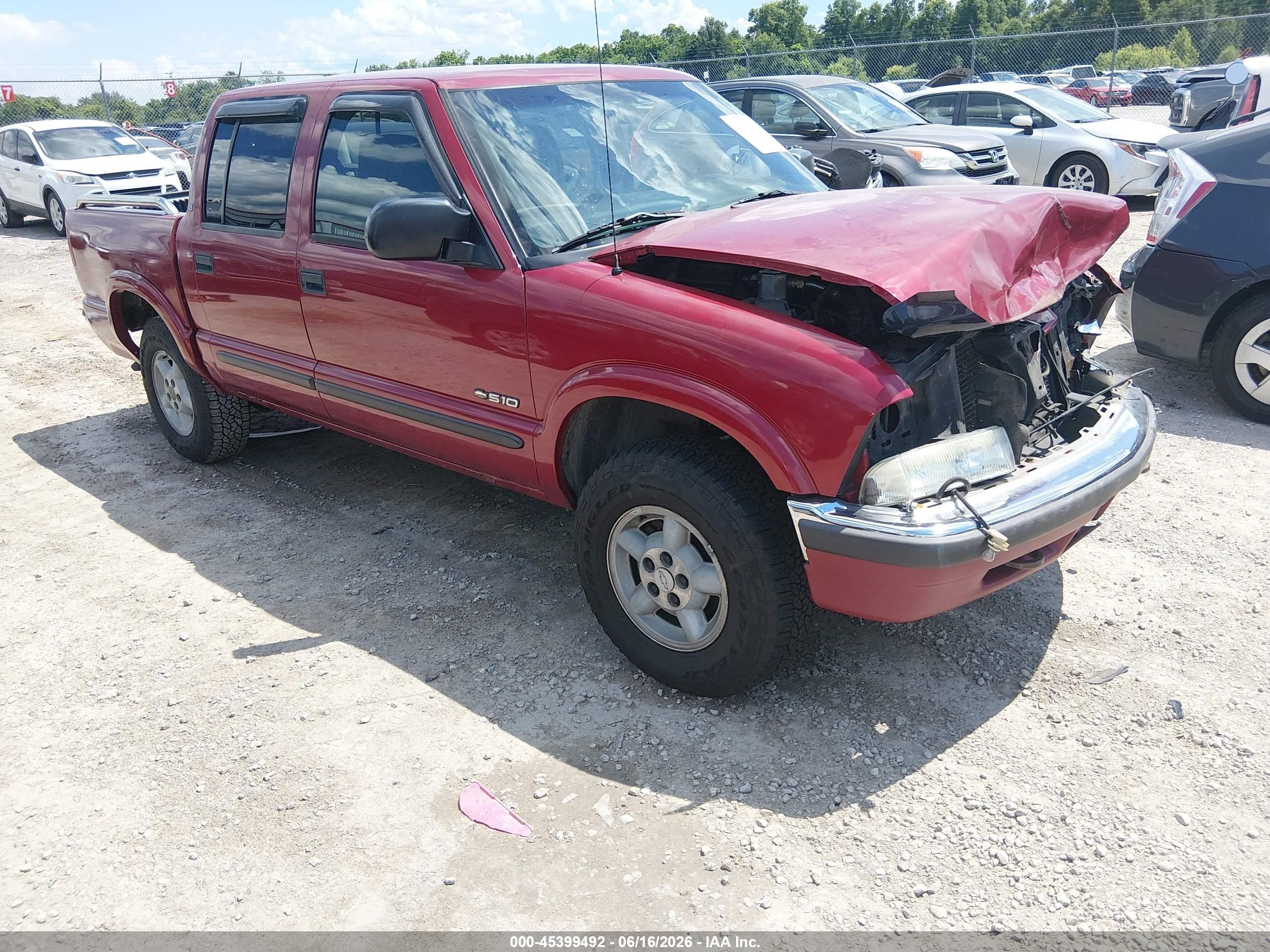 2002 Chevrolet S-10 LS, VIN 1GCDT13WX2K168427 — Front end