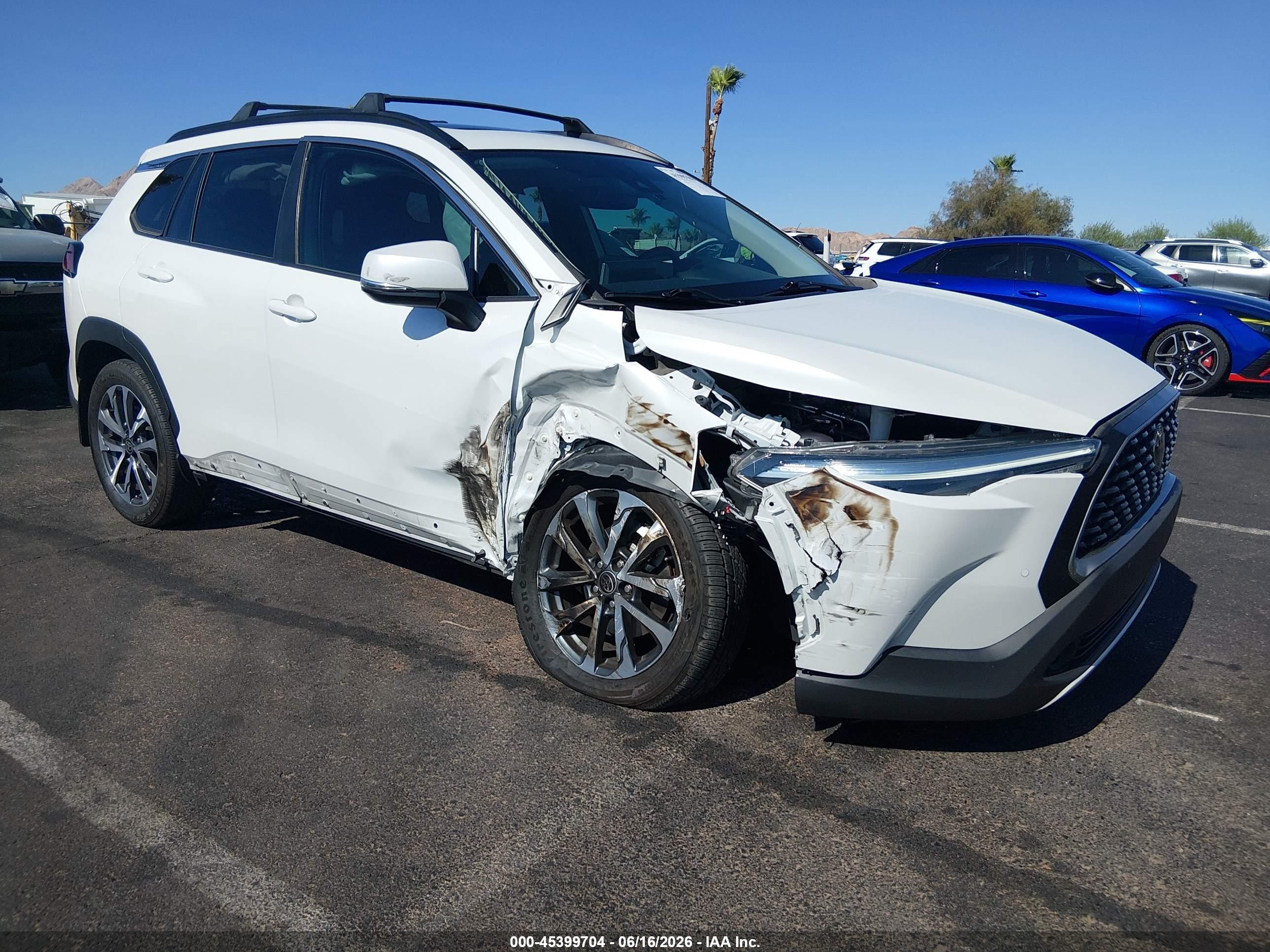 2022 Toyota Corolla Cross XLE, VIN 7MUDAABG8NV010543 — Front end