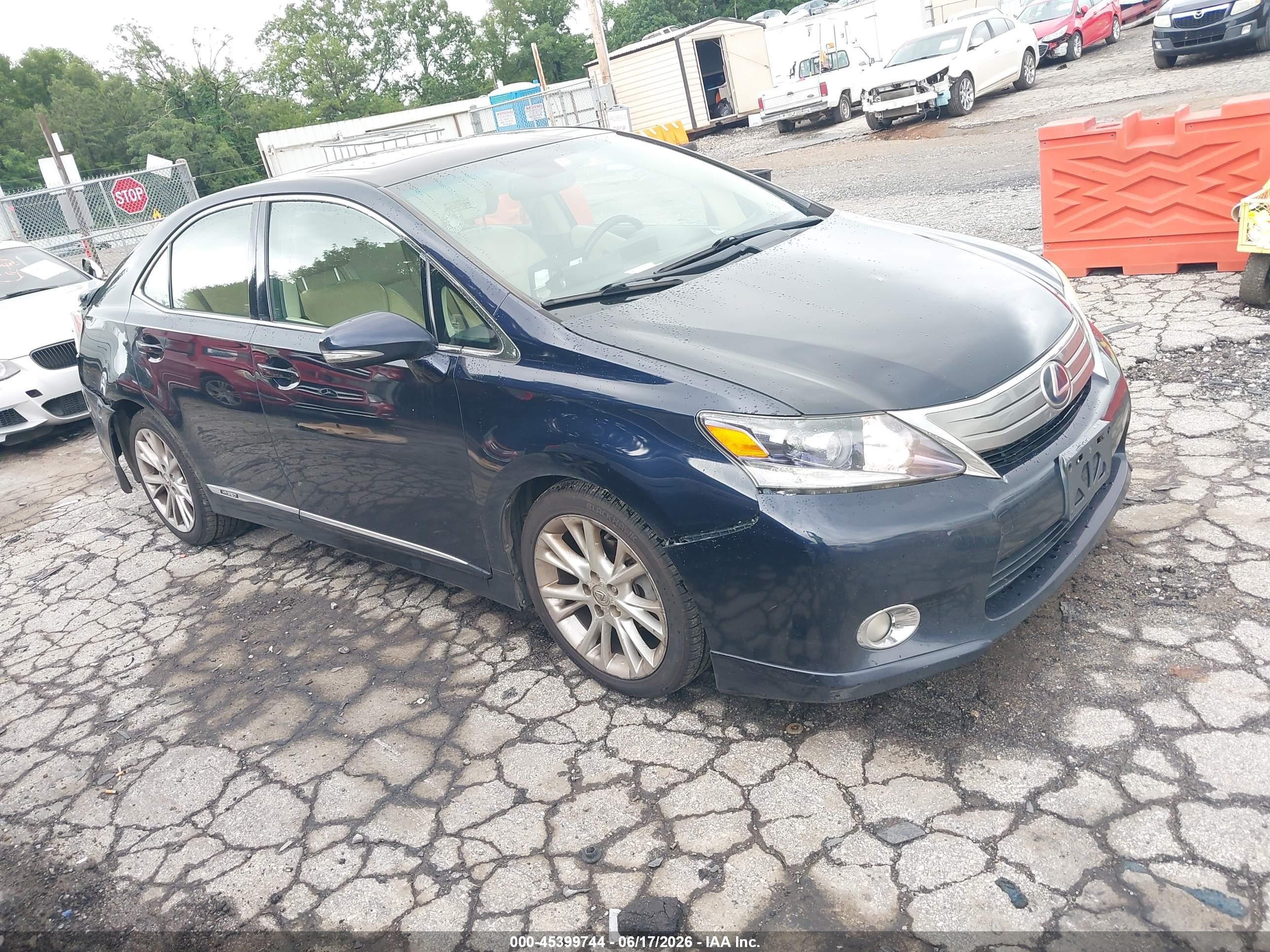 2010 Lexus HS 250h Premium, VIN JTHBB1BA3A2002232 — Перед