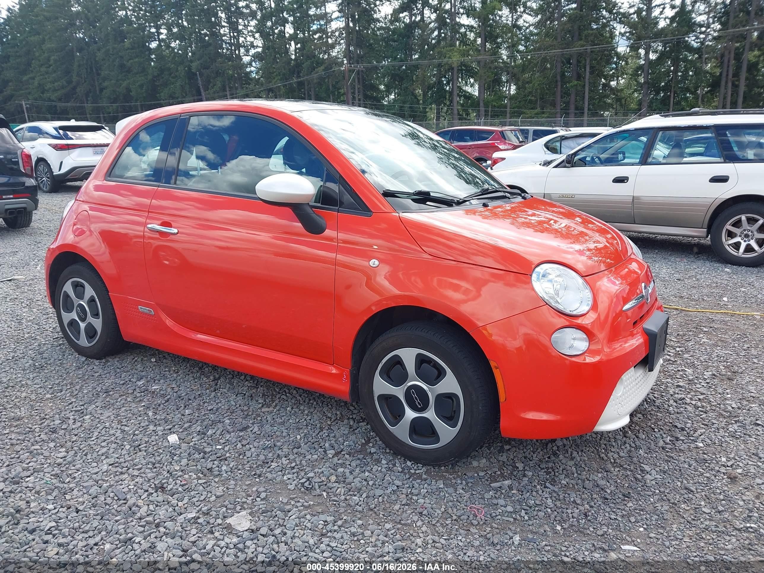2016 FIAT 500e, VIN 3C3CFFGE9GT133633 — Зад