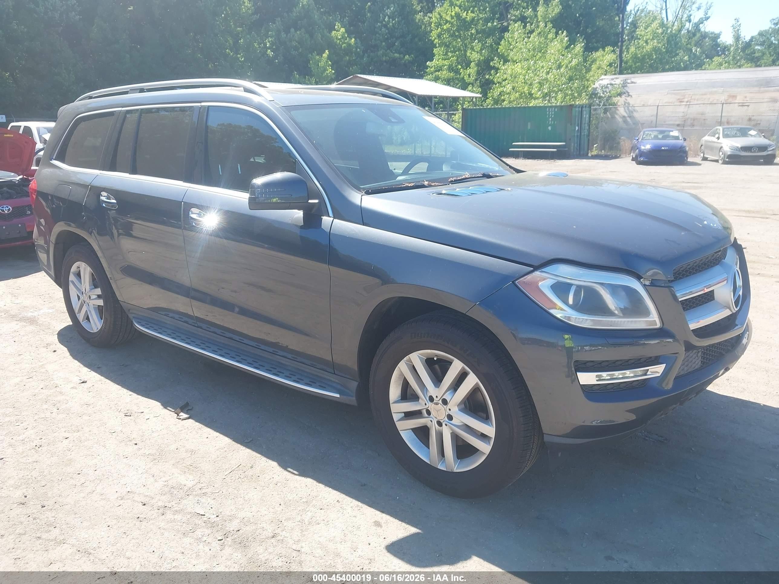 2016 Mercedes-Benz GL 450, VIN 4JGDF6EE6GA621802 — Front end