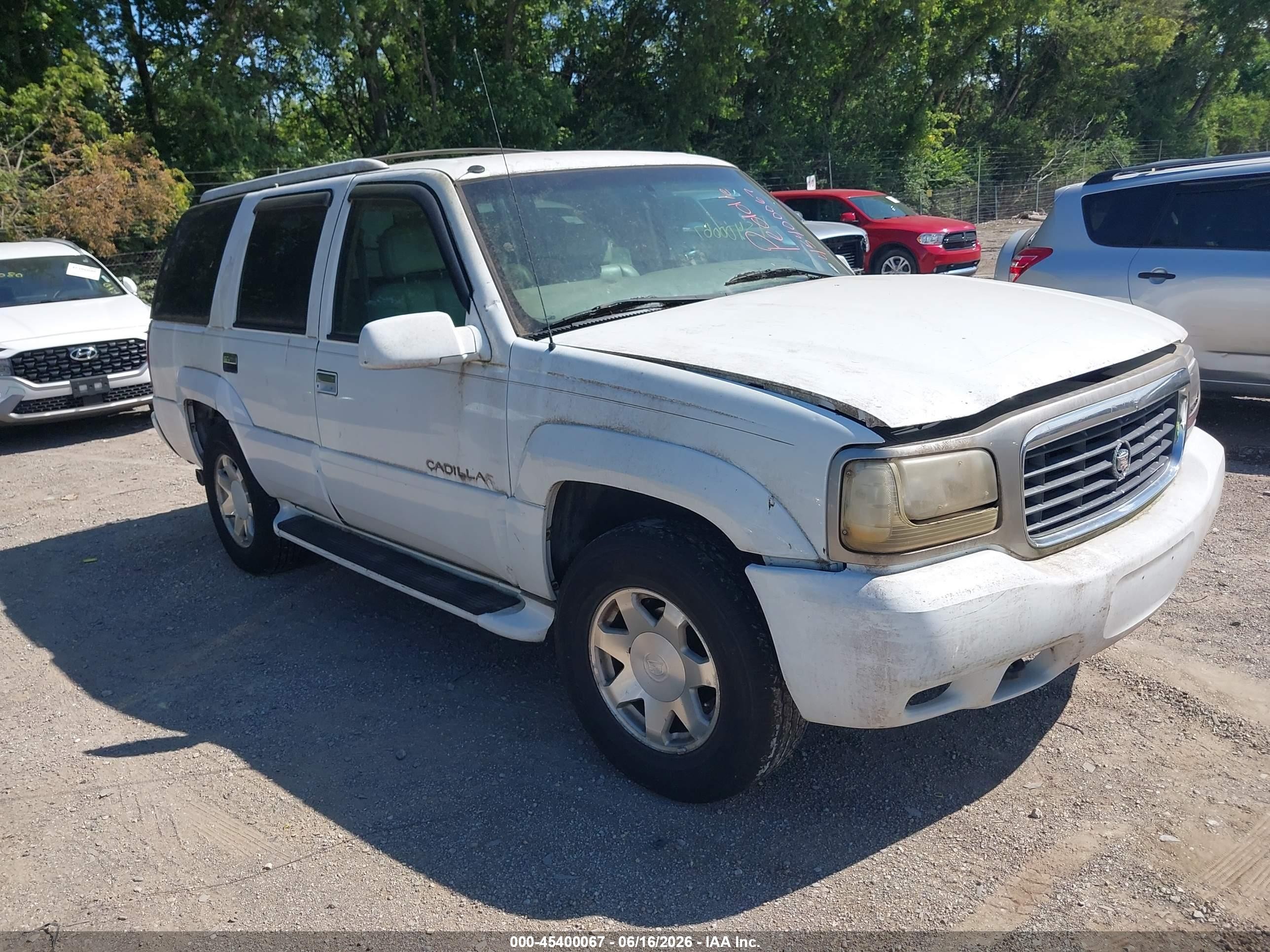 2000 Cadillac Escalade, VIN 1GYEK13R7YR124137 — Normal wear