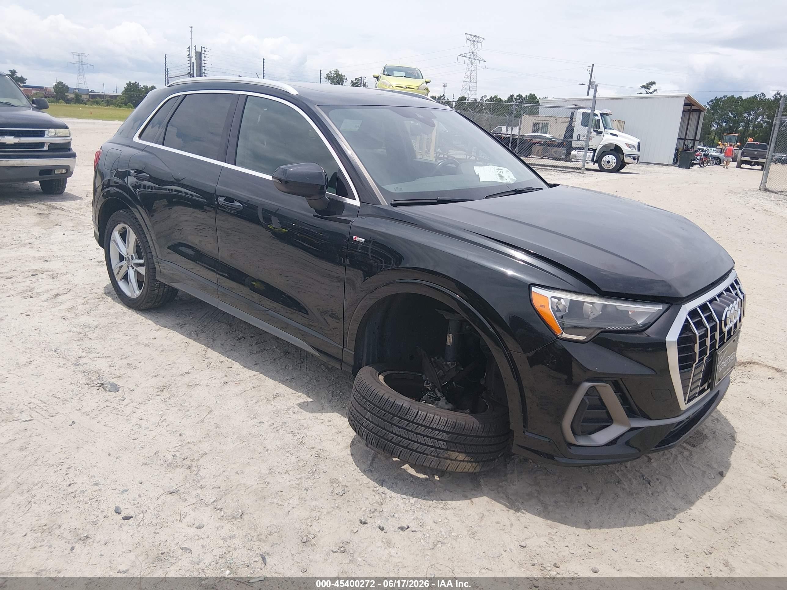 2020 Audi Q3 S line Premium, VIN WA1DECF32L1017008 — Перед