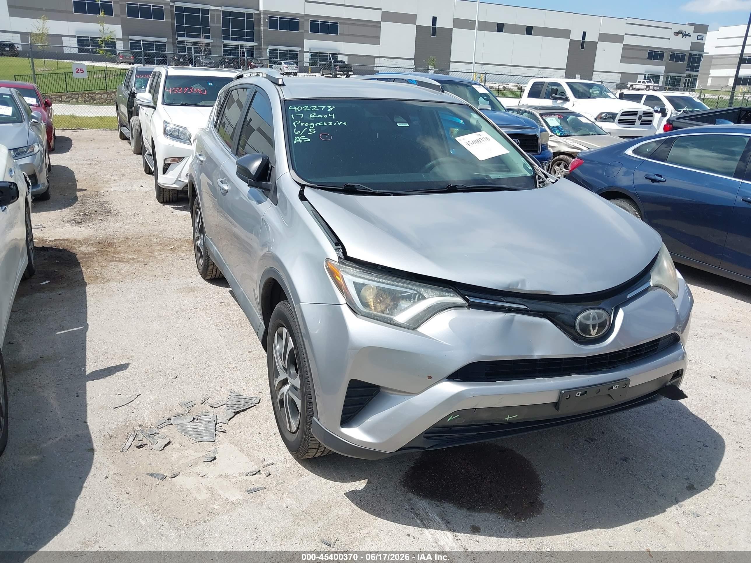 2017 Toyota RAV4 LE, VIN 2T3ZFREVXHW336826 — Перед