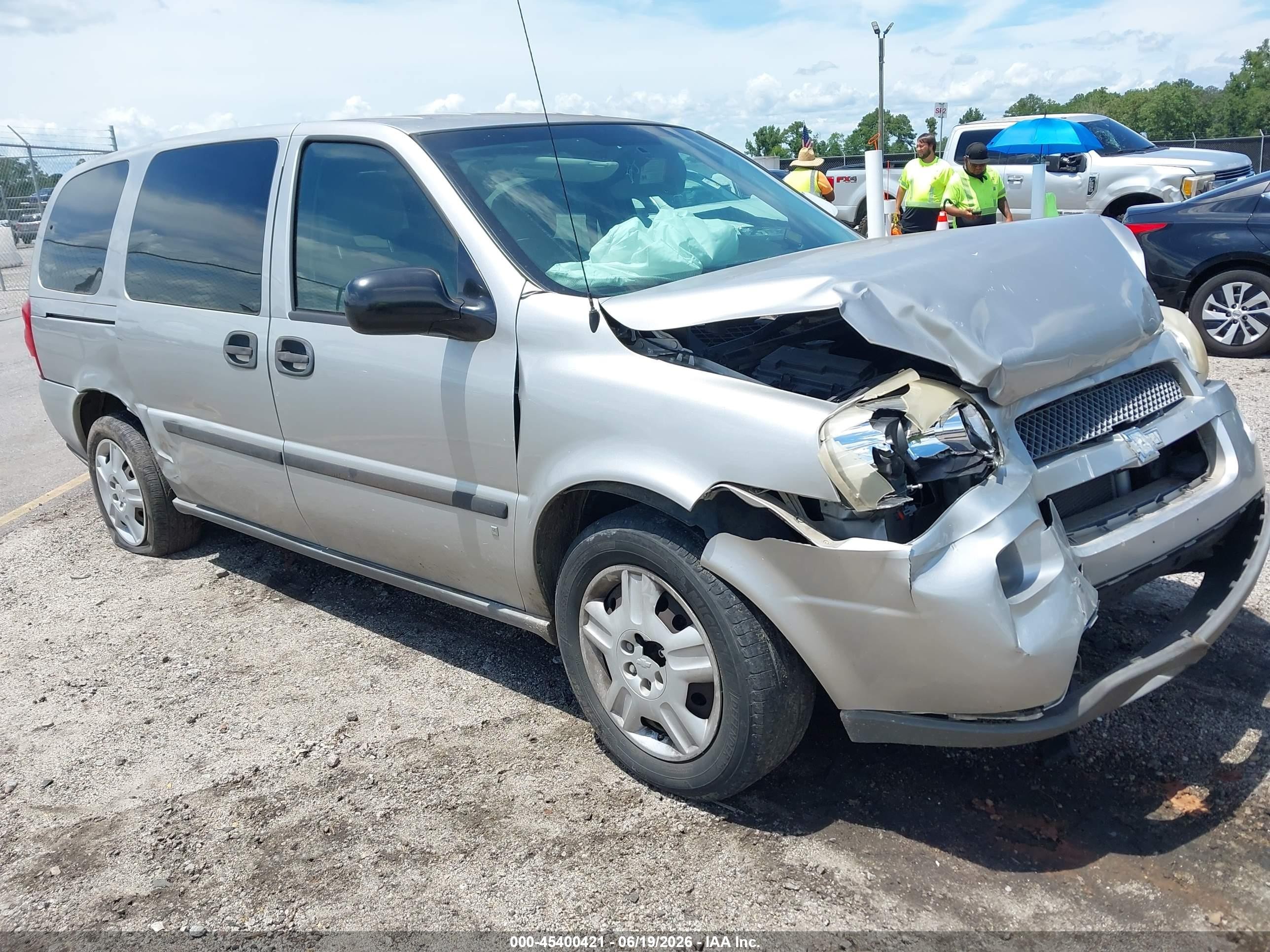 2008 Chevrolet Uplander LS, VIN 1GNDV23W48D118823 — Front end